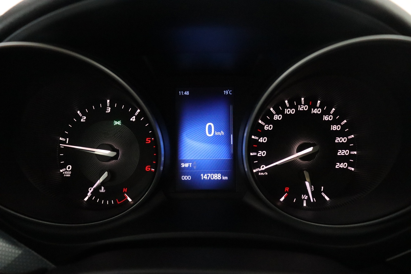 TOYOTA Avensis 2016