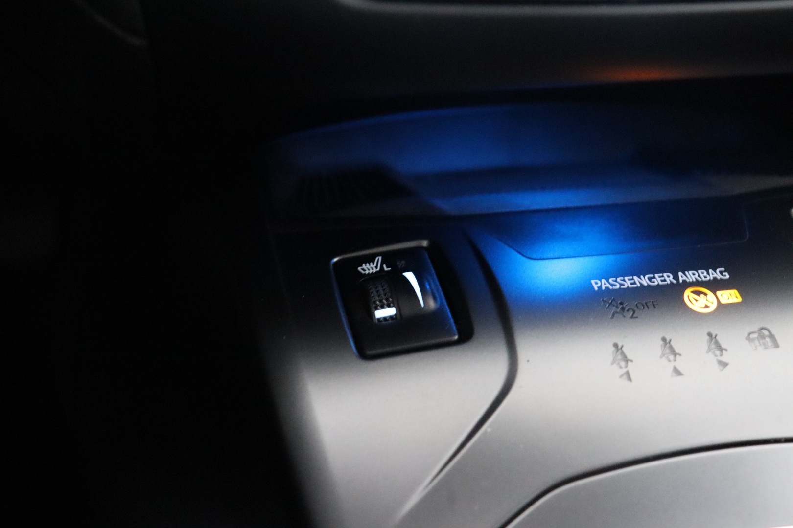 TOYOTA Avensis 2016