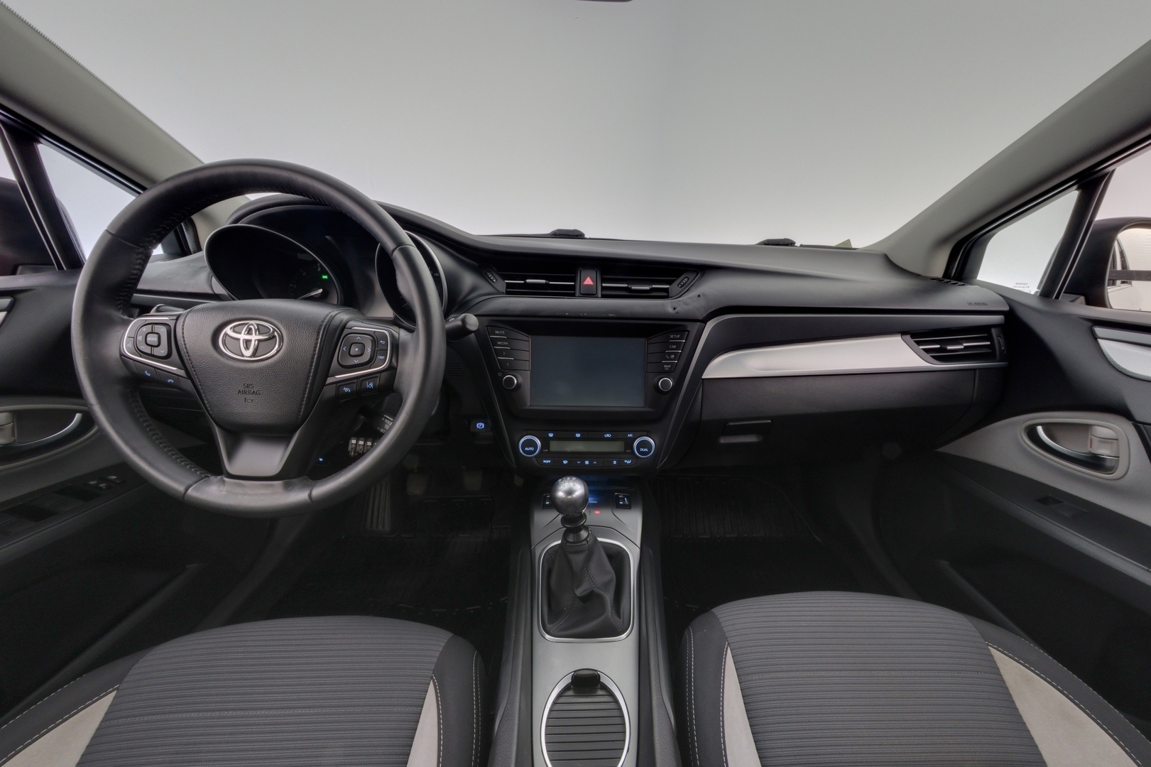 TOYOTA Avensis 2016