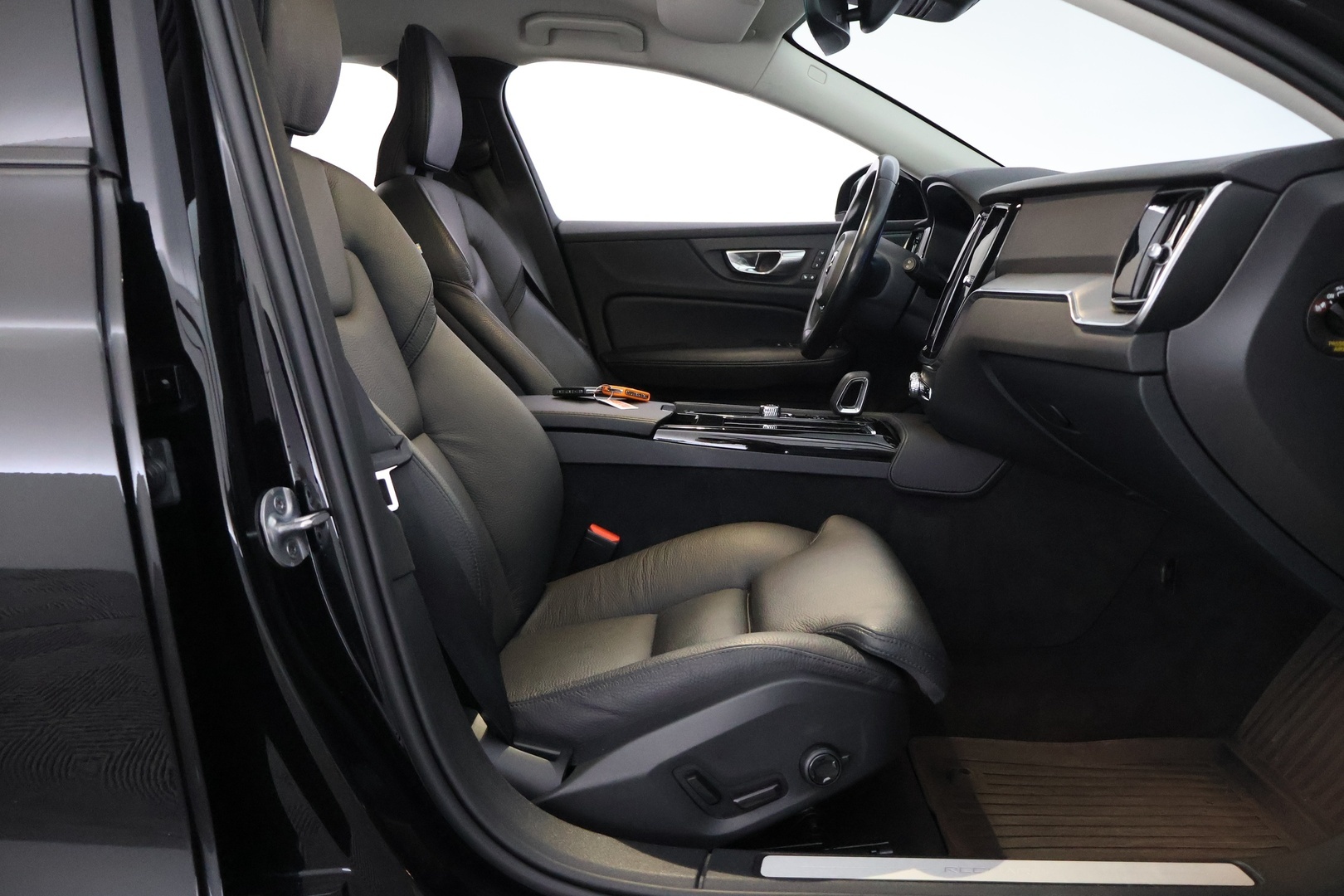 VOLVO V60 2024
