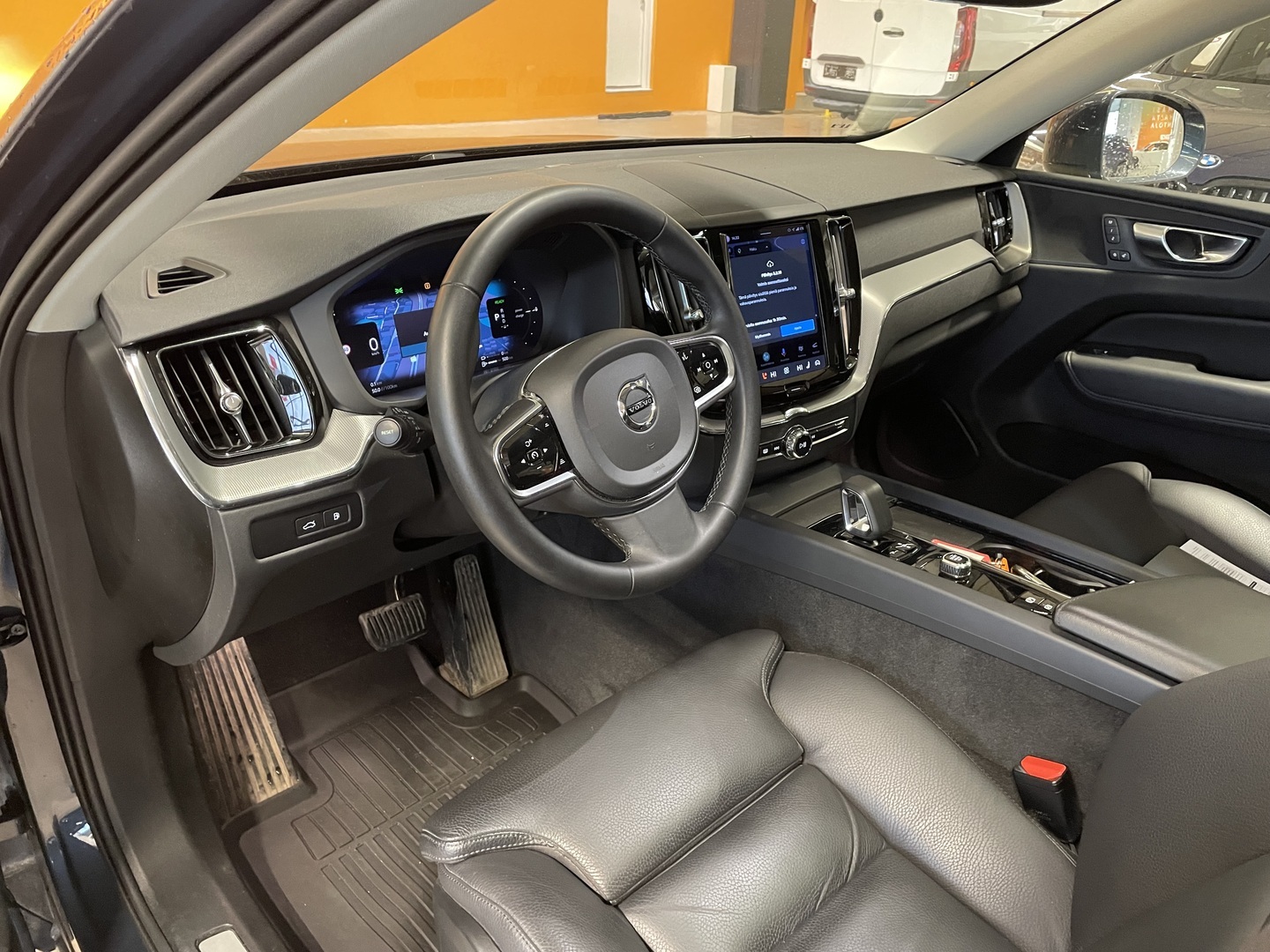 VOLVO XC60 2023