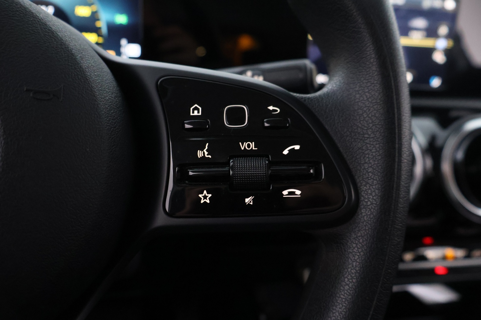 MERCEDES-BENZ A 2022