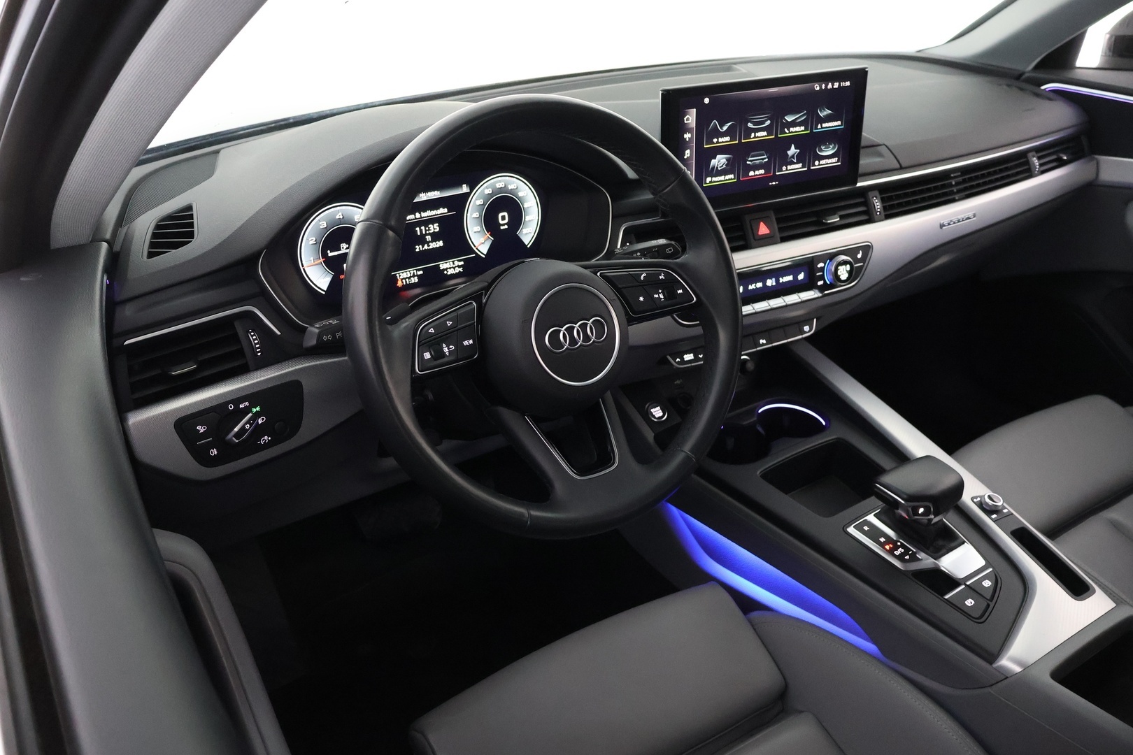 AUDI A4 2023