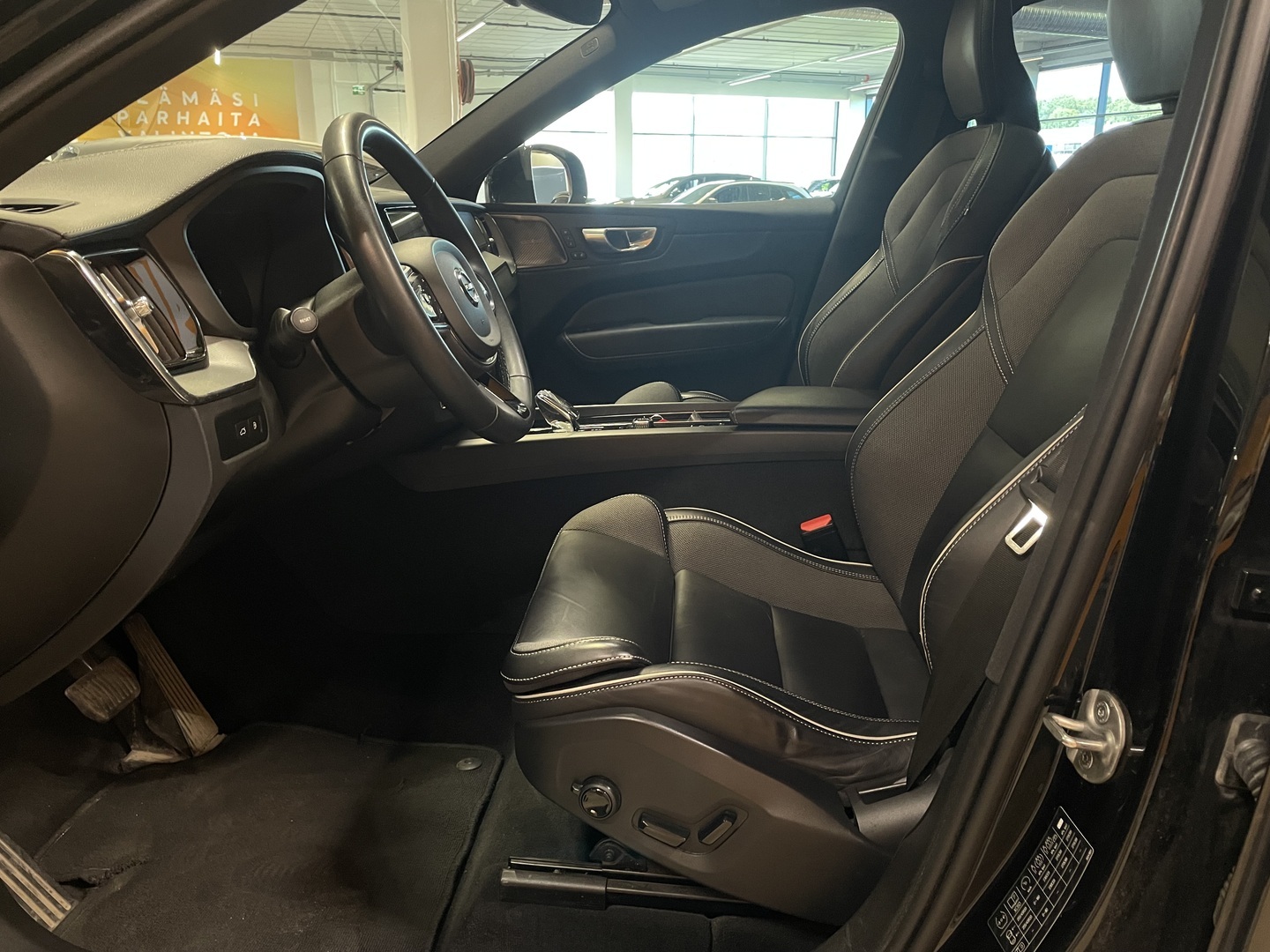 VOLVO XC60 2023