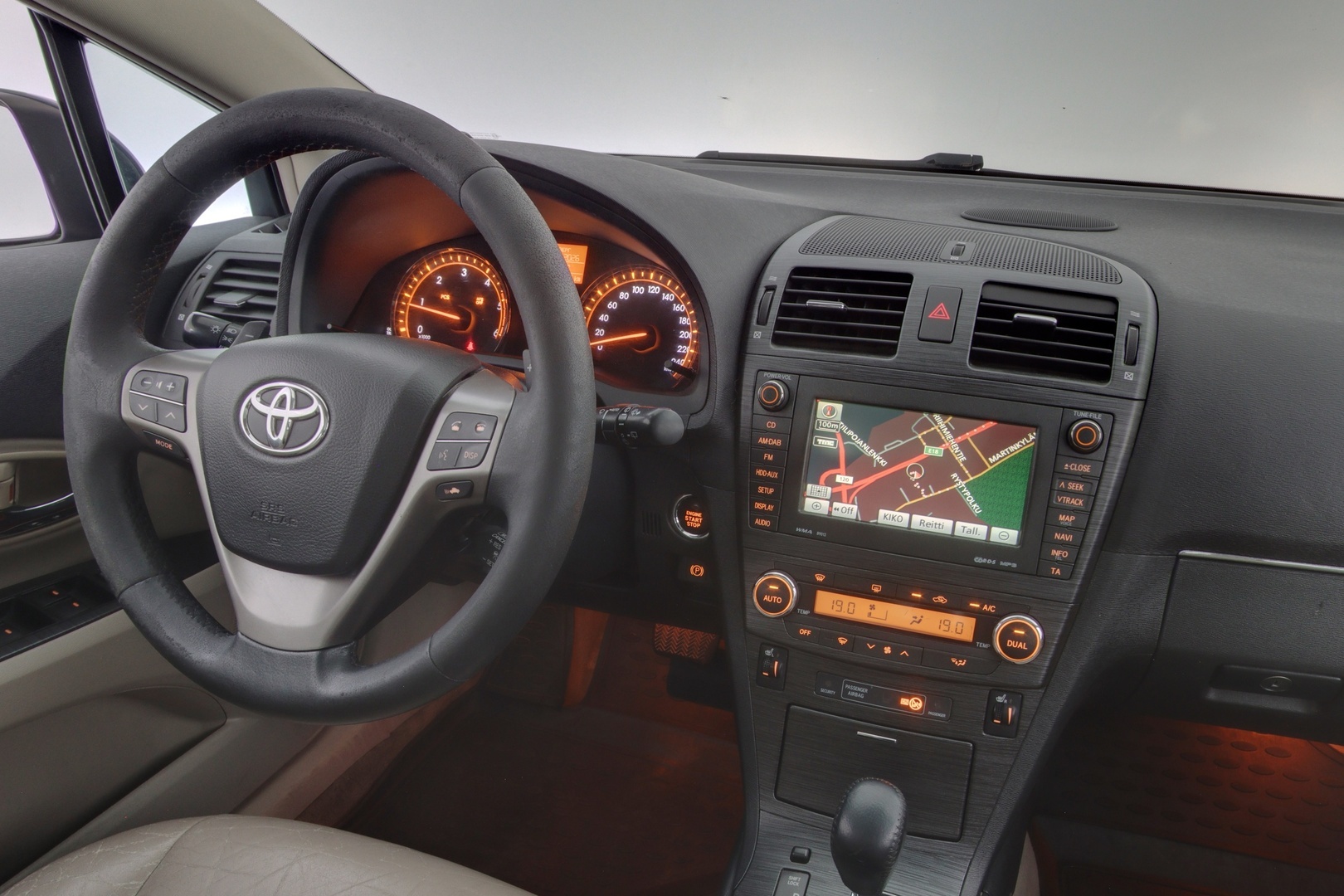 TOYOTA Avensis 2010