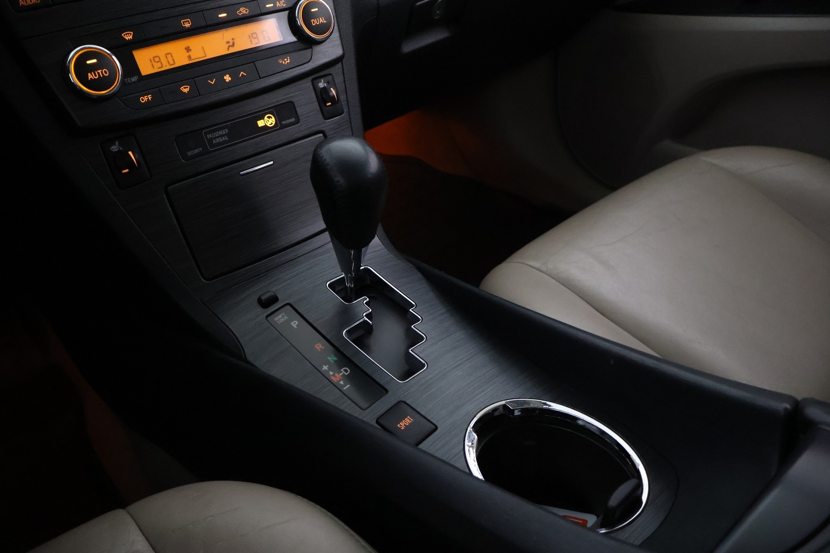 TOYOTA Avensis 2010