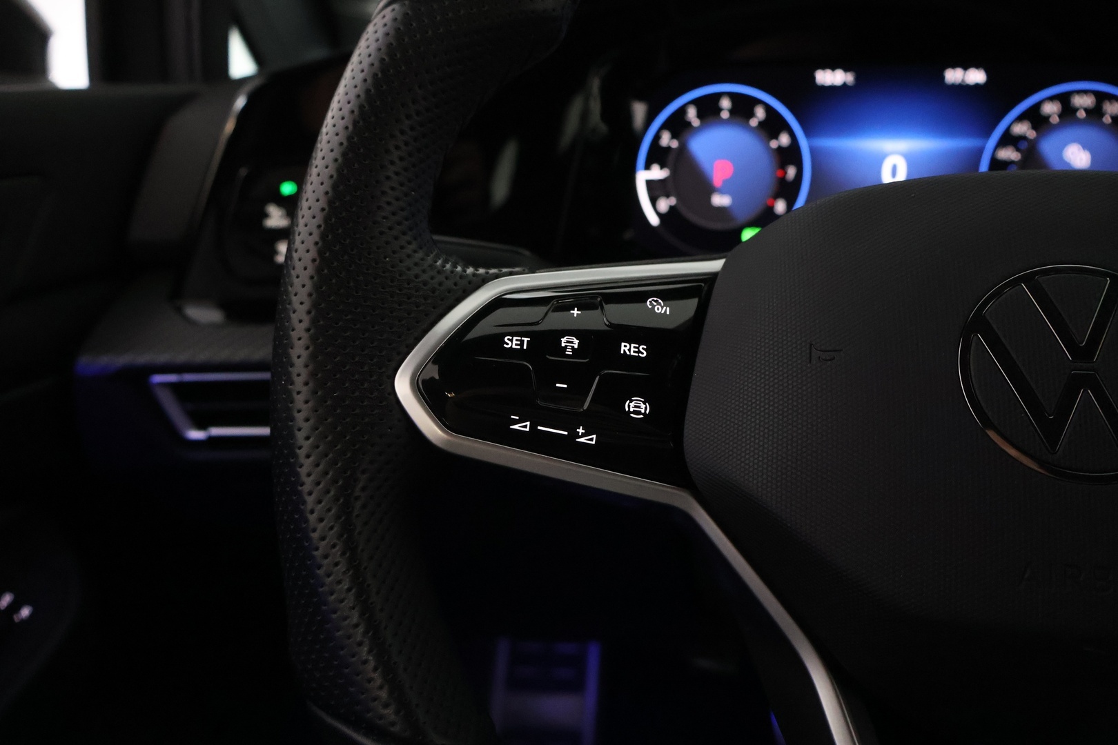 VOLKSWAGEN Golf 2023