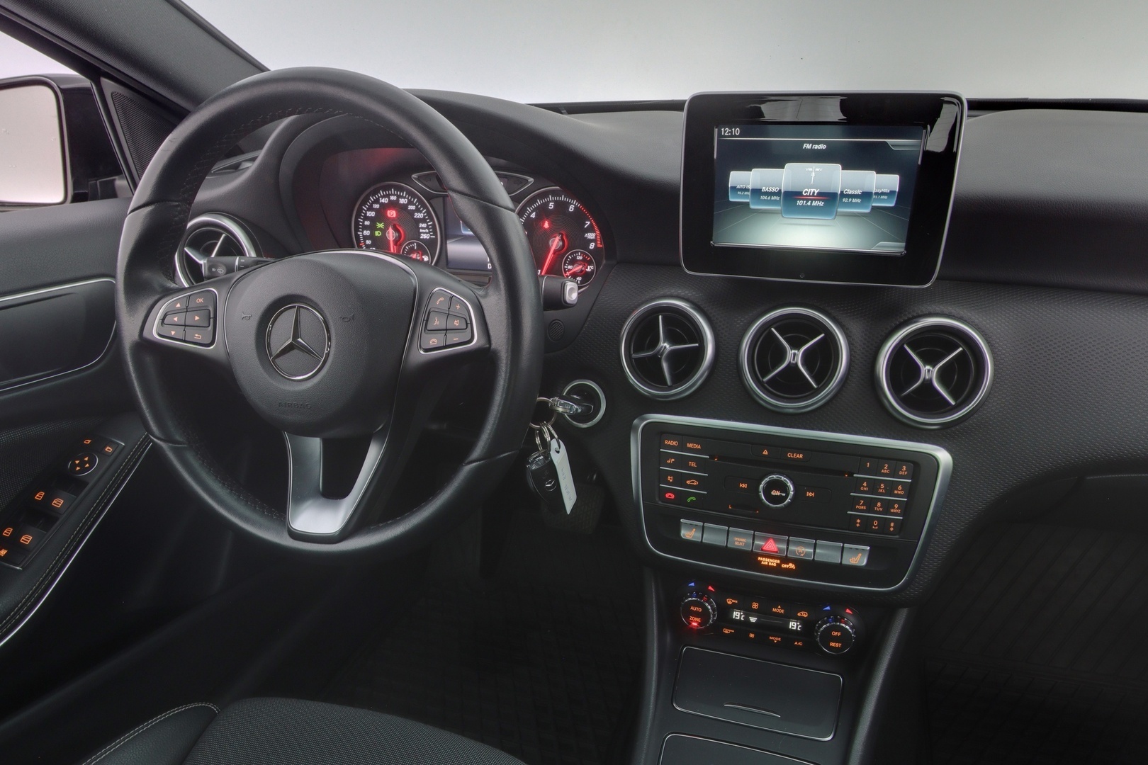 MERCEDES-BENZ A 2016
