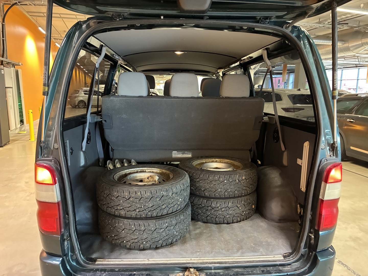 TOYOTA Hiace 2009