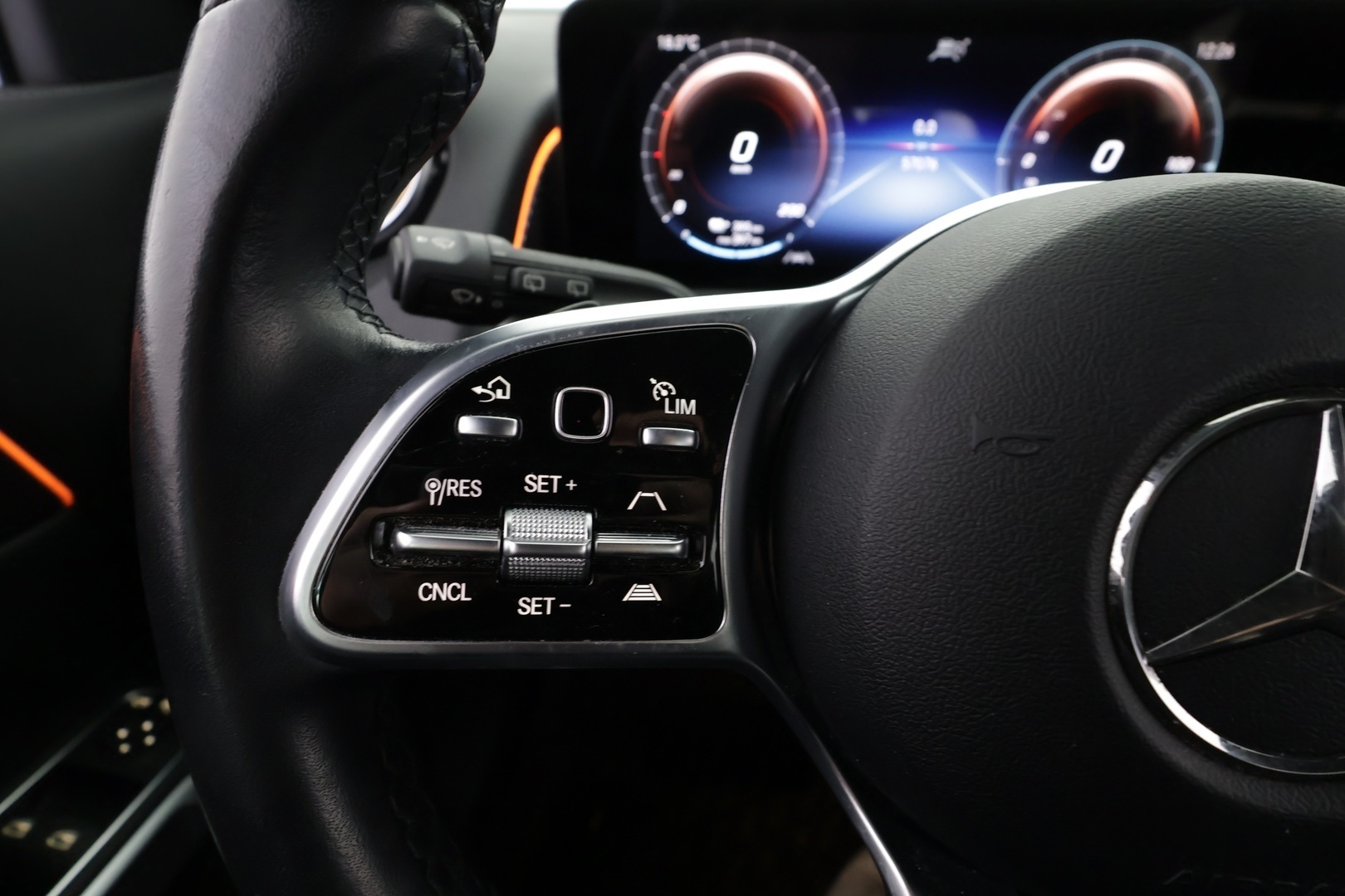 MERCEDES-BENZ EQB 2023