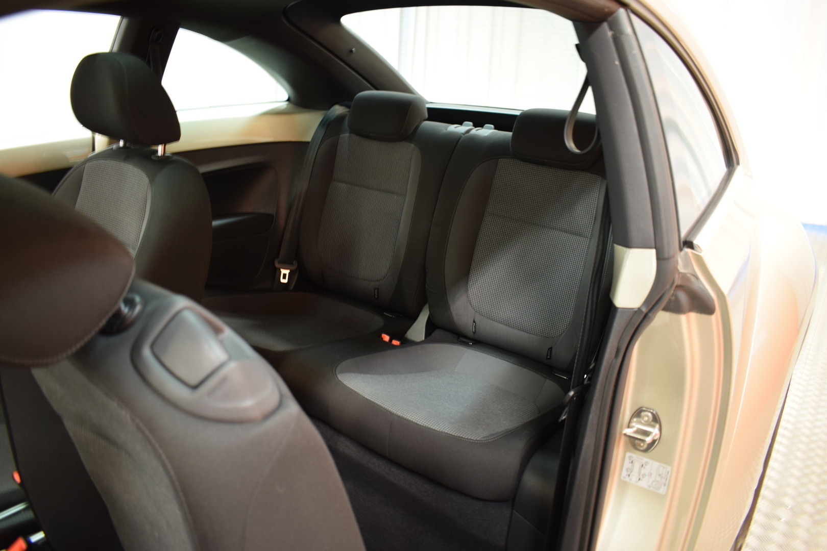 VOLKSWAGEN Beetle 2016