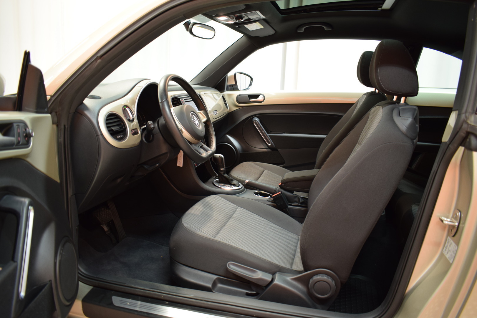 VOLKSWAGEN Beetle 2016