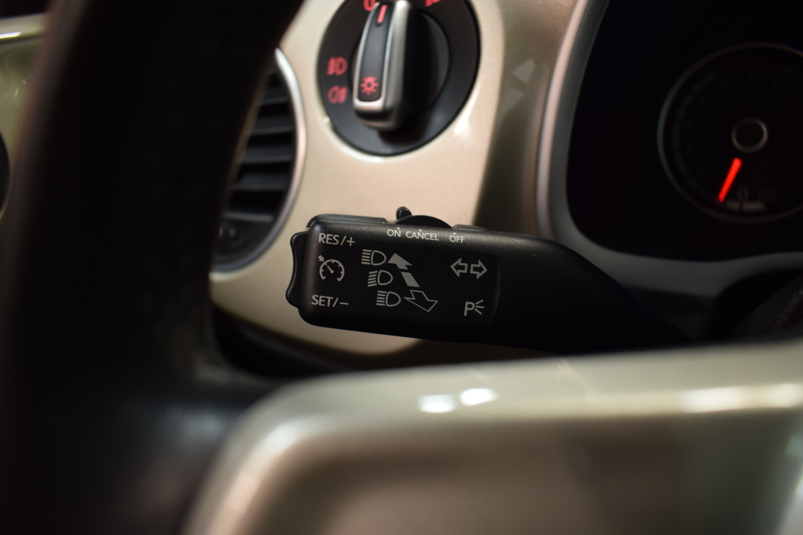 VOLKSWAGEN Beetle 2016