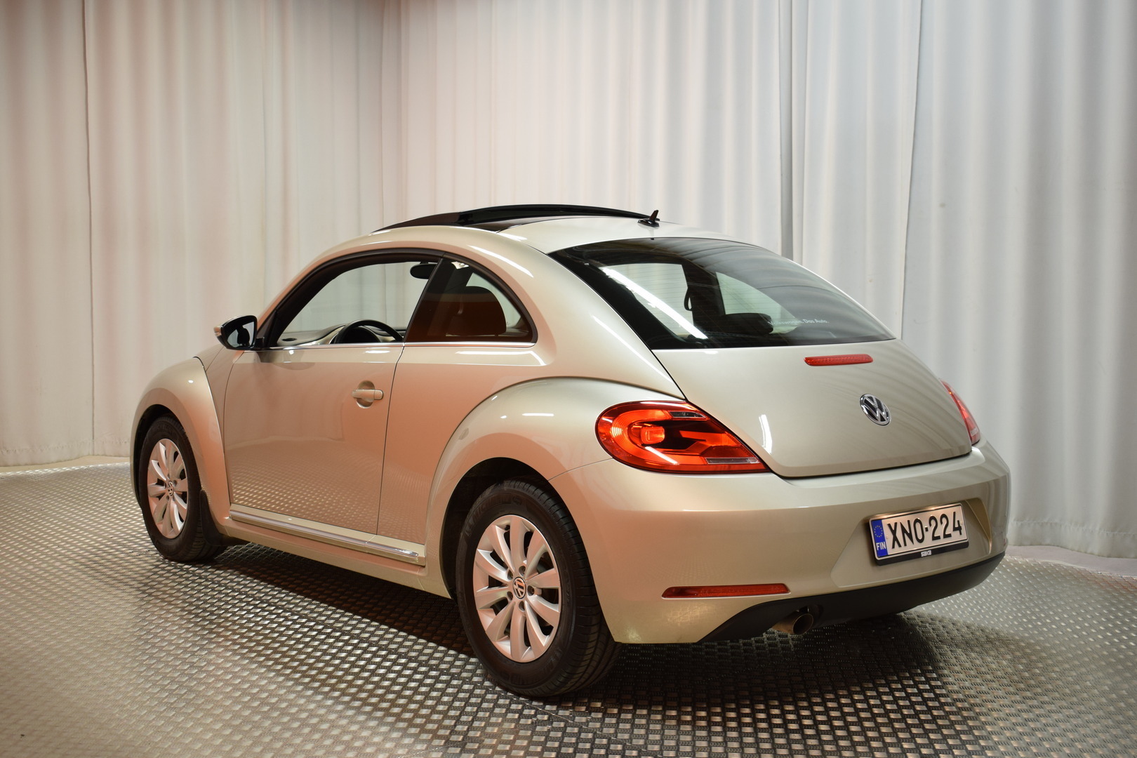 VOLKSWAGEN Beetle 2016