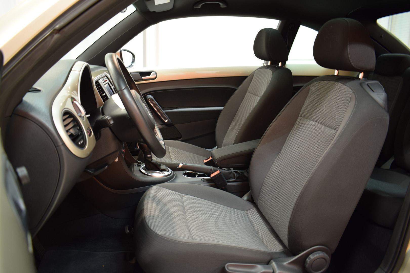 VOLKSWAGEN Beetle 2016