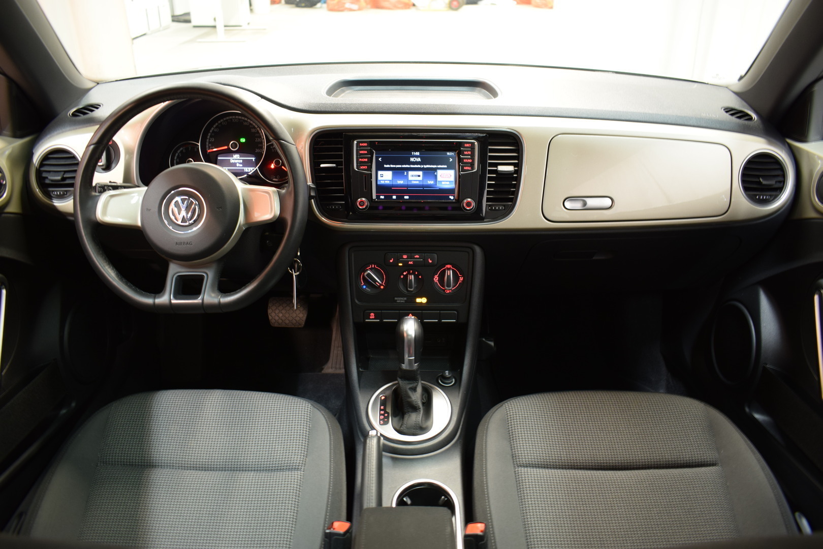 VOLKSWAGEN Beetle 2016