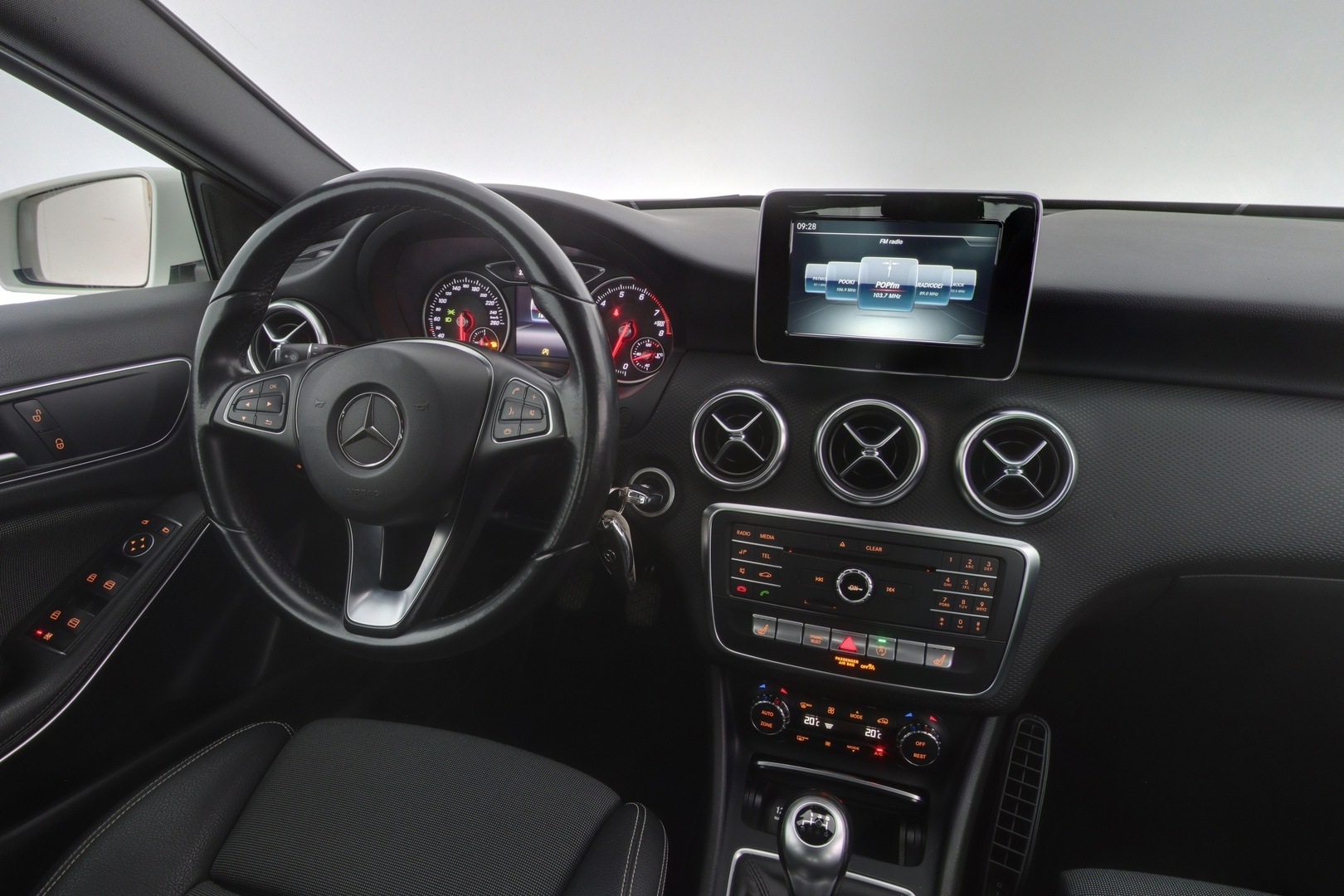 MERCEDES-BENZ A 2016