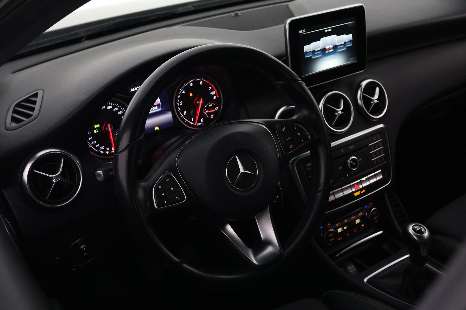 MERCEDES-BENZ A 2016