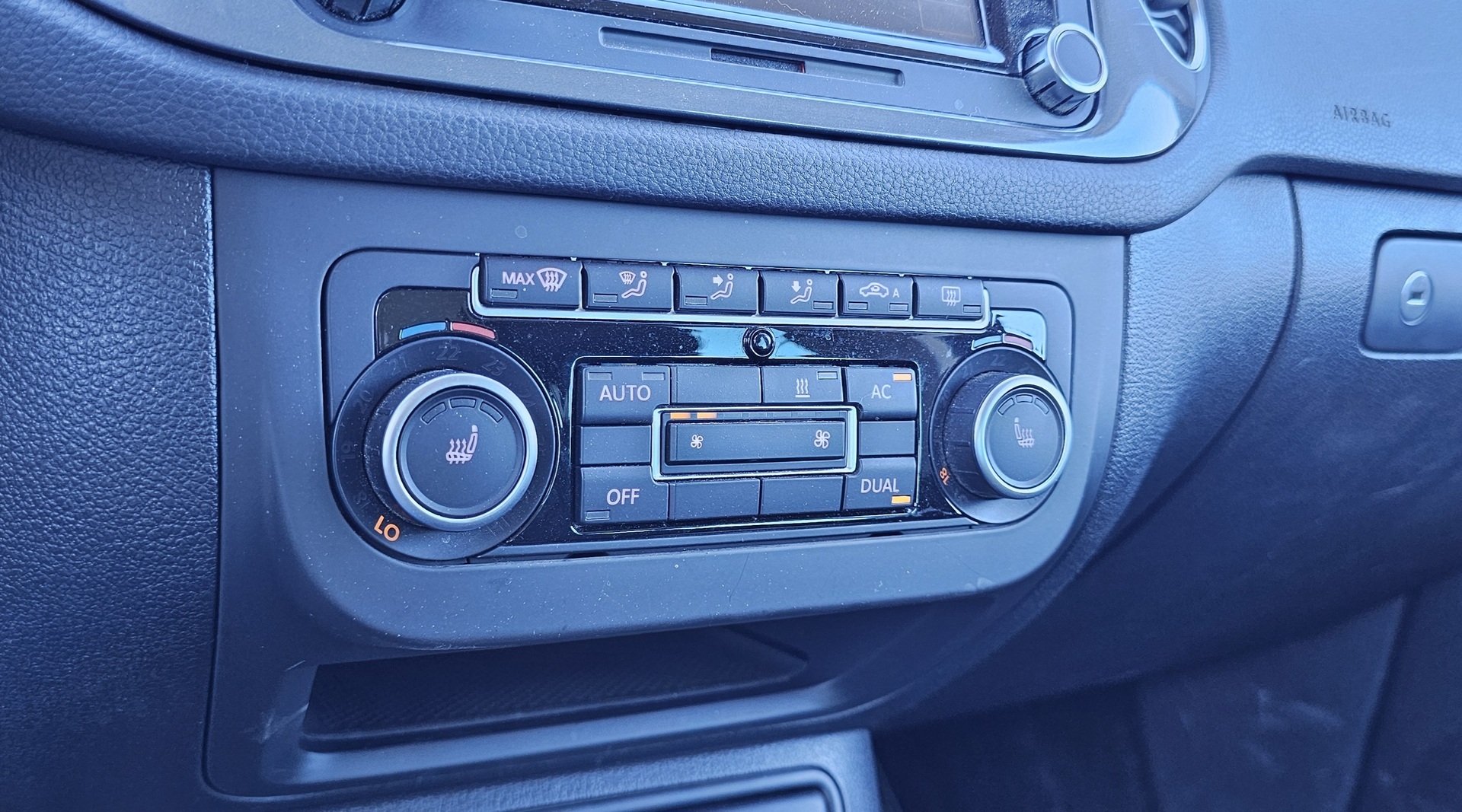 VOLKSWAGEN Tiguan 2012