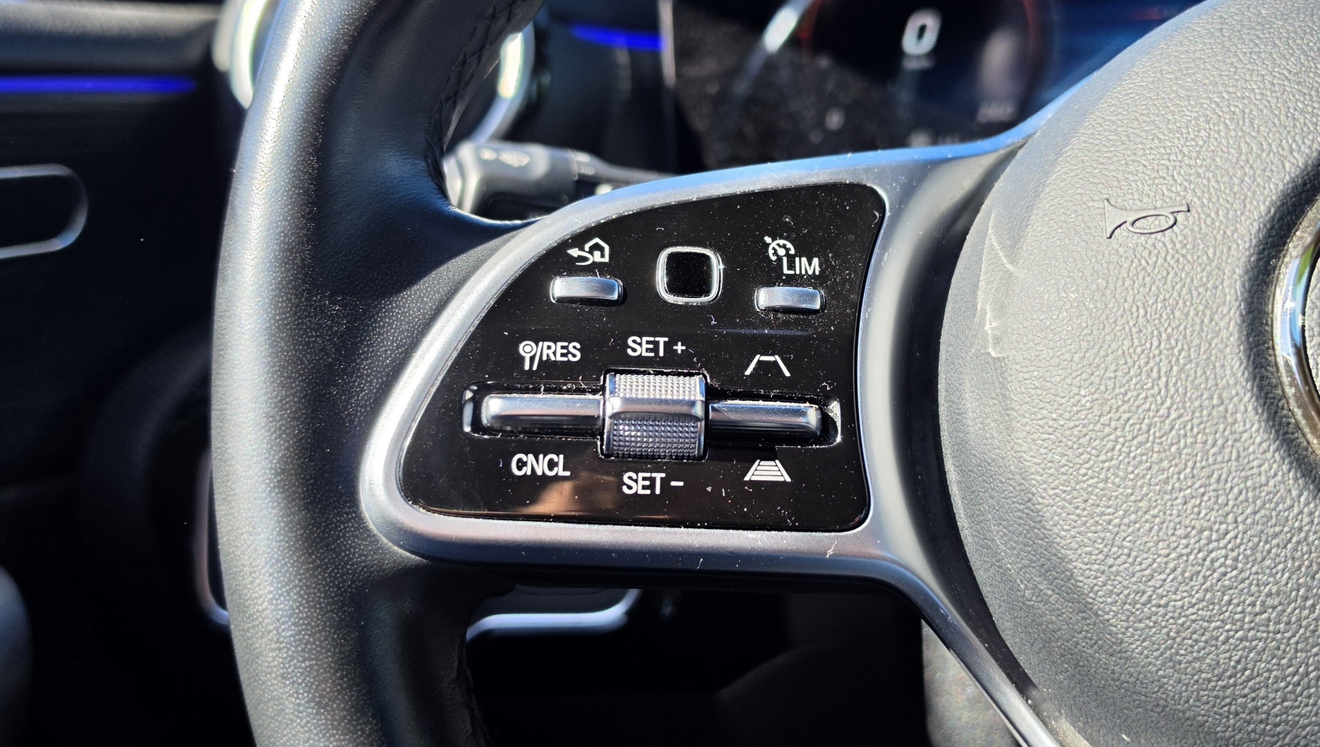 MERCEDES-BENZ A 2022