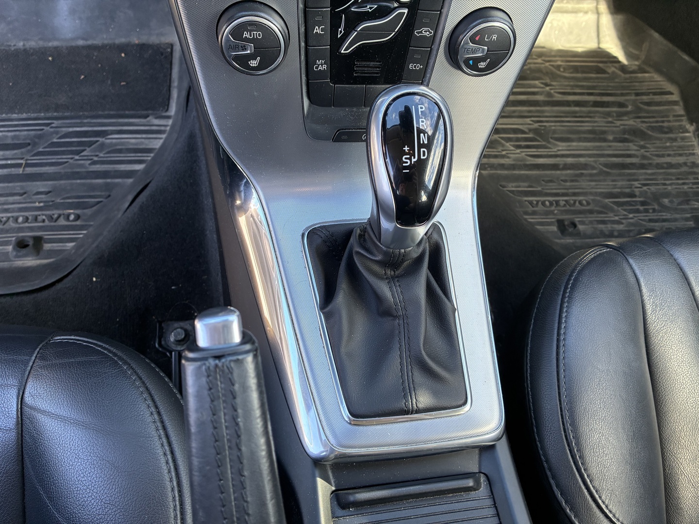 VOLVO V40 2018