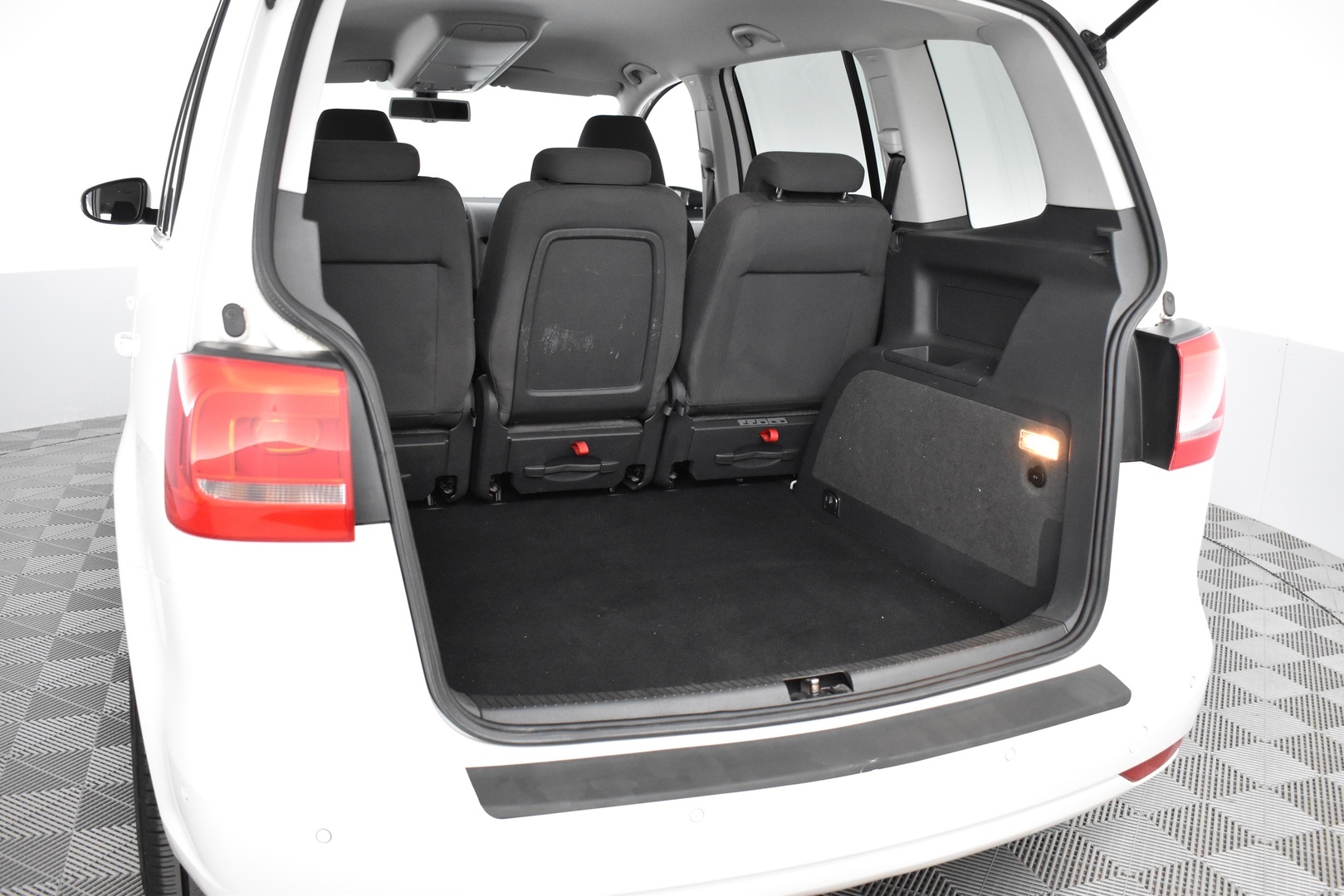 VOLKSWAGEN Touran 2012