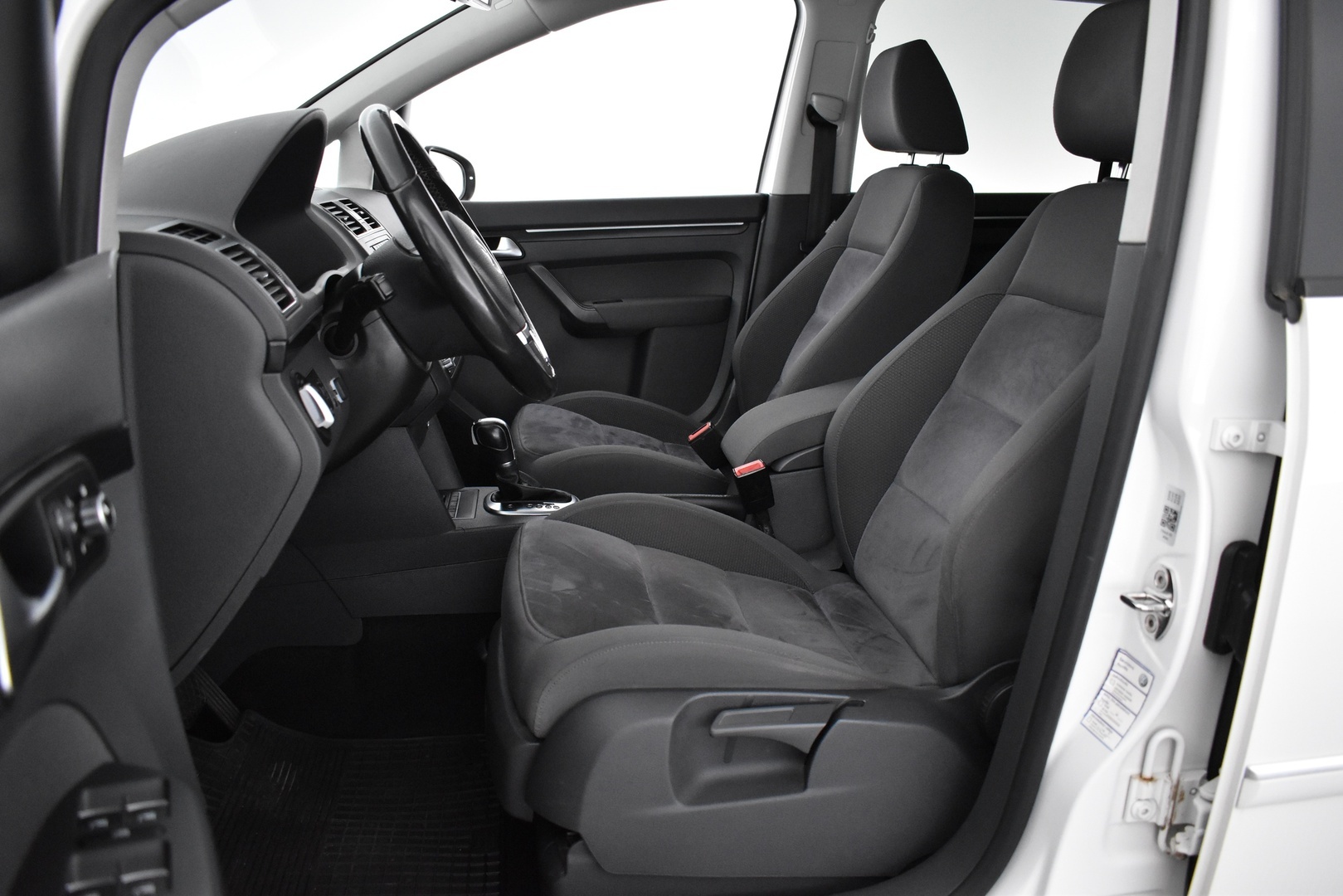 VOLKSWAGEN Touran 2012