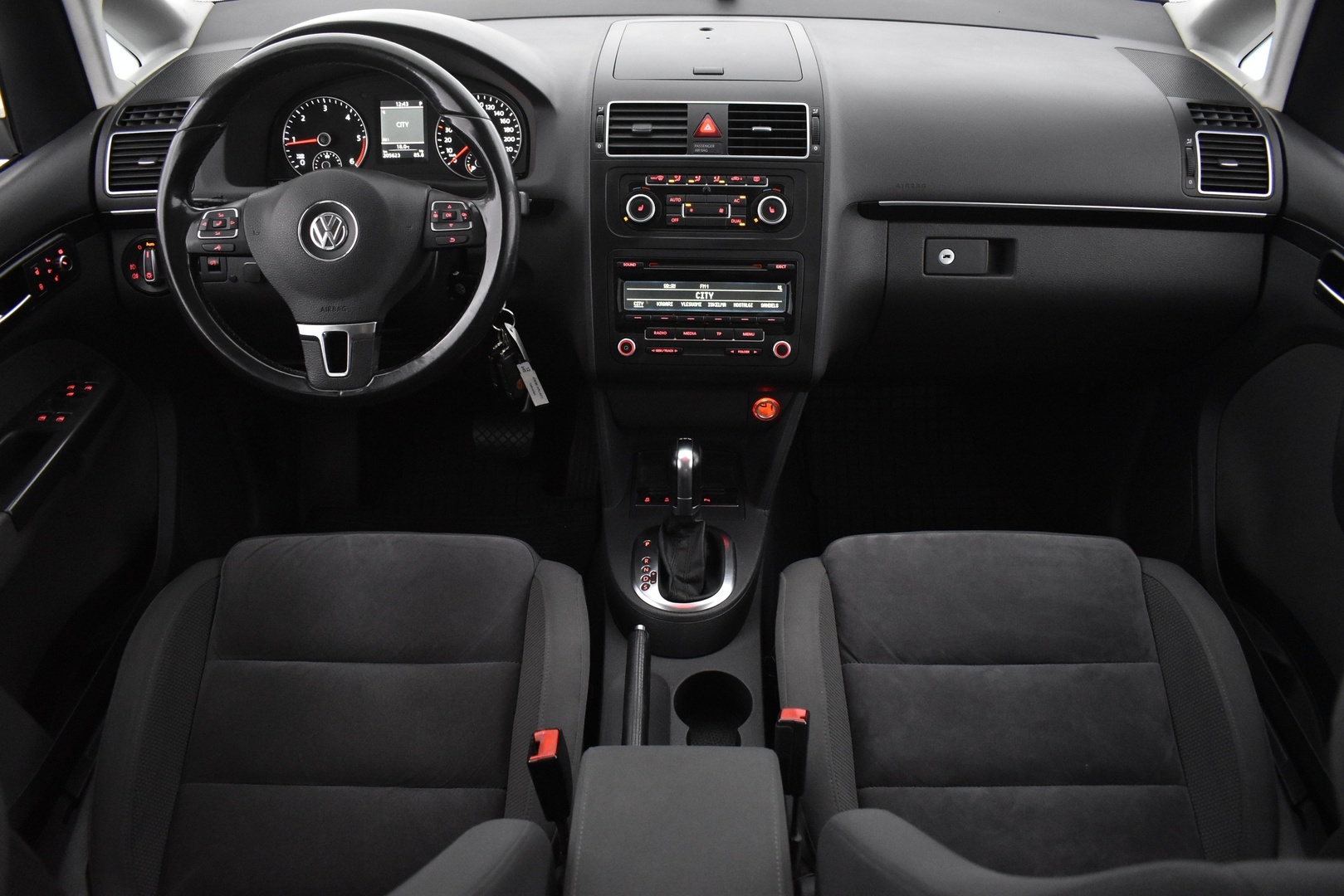 VOLKSWAGEN Touran 2012