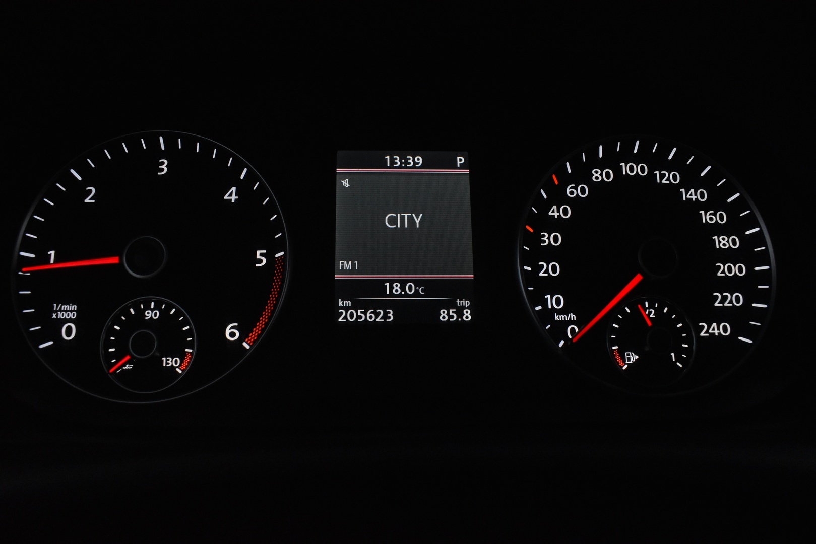 VOLKSWAGEN Touran 2012