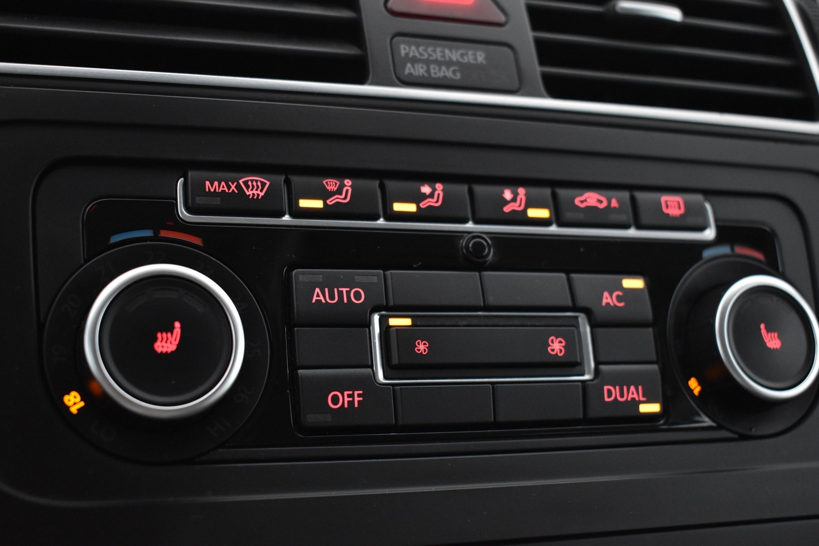 VOLKSWAGEN Touran 2012