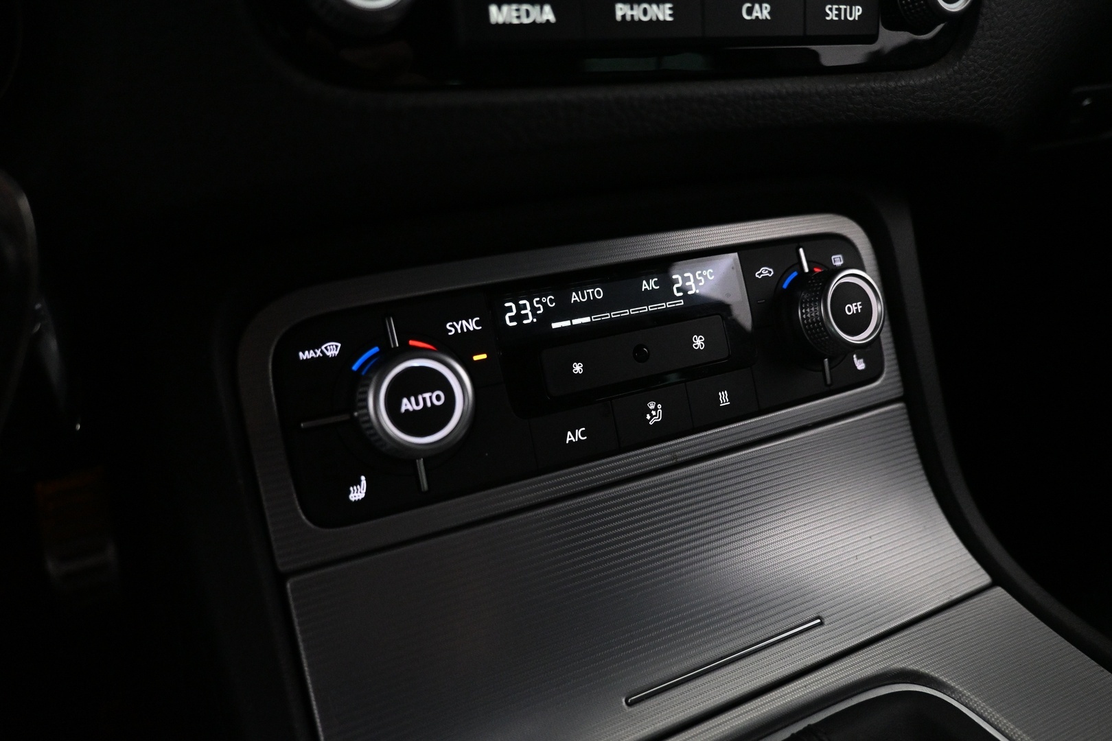 VOLKSWAGEN Touareg 2015