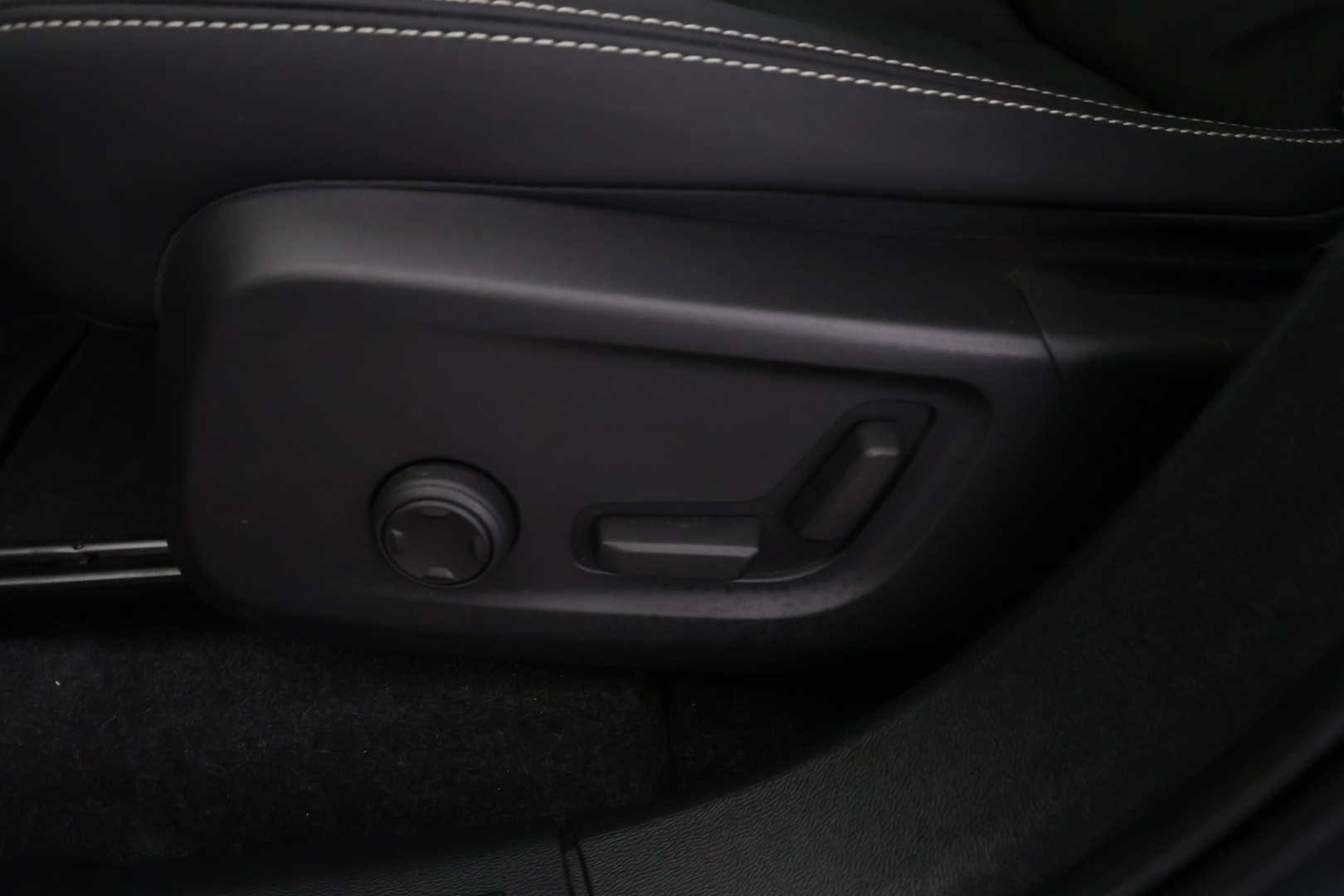 VOLVO C40 2023
