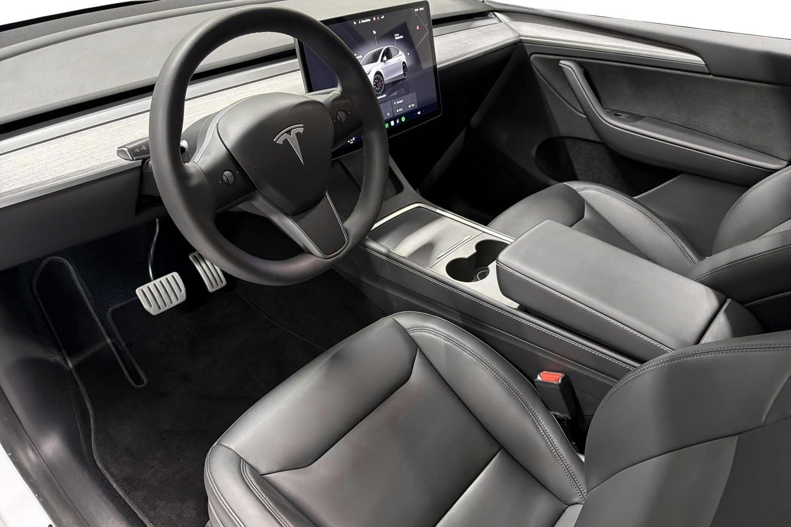 Tesla Model Y 2024
