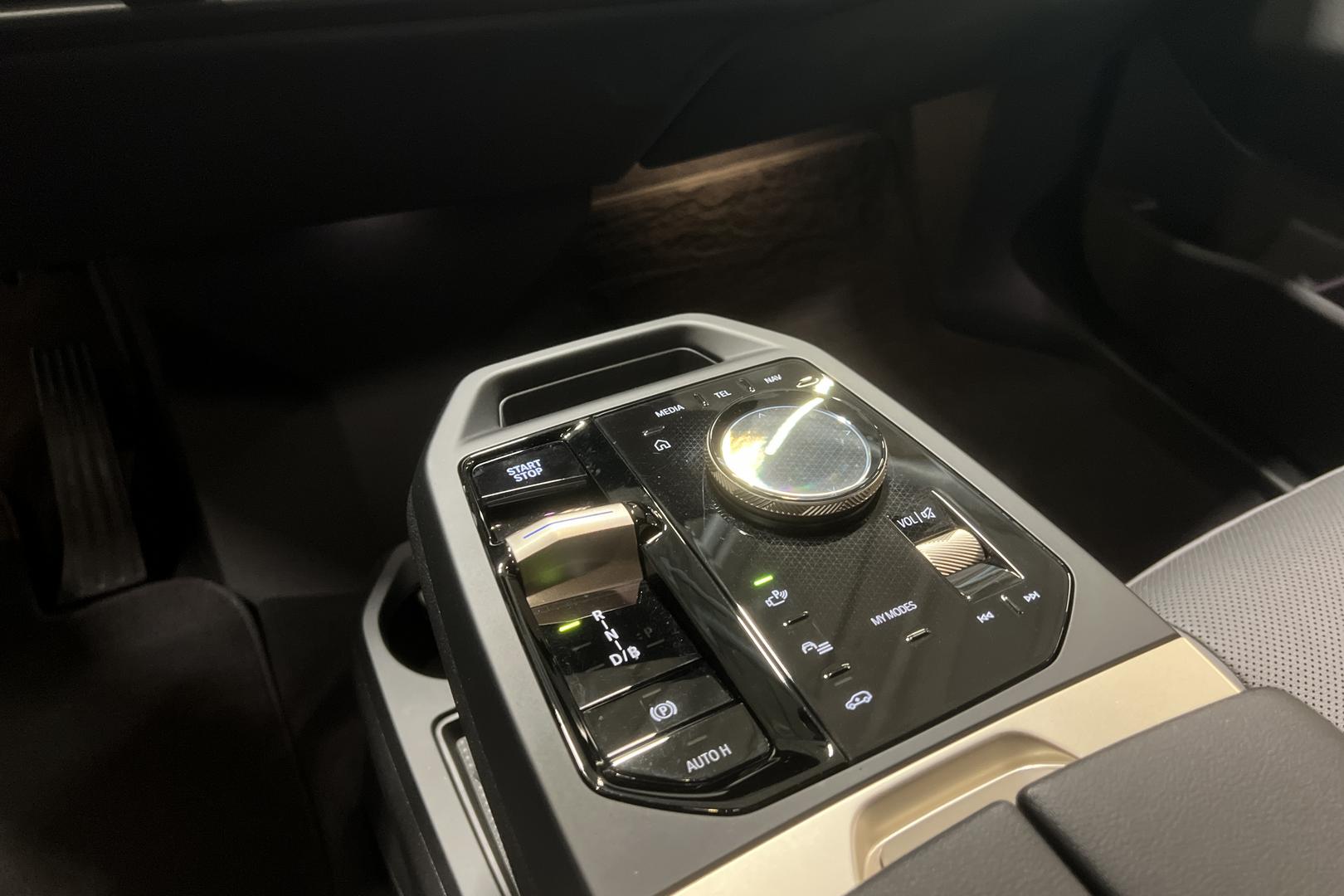 BMW iX 23