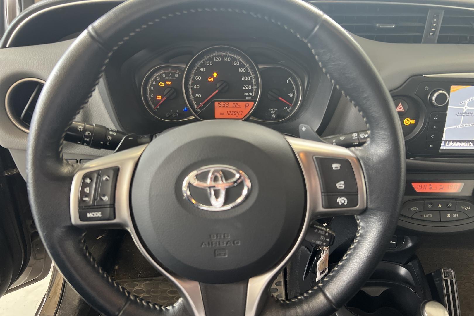 TOYOTA YARIS 2015