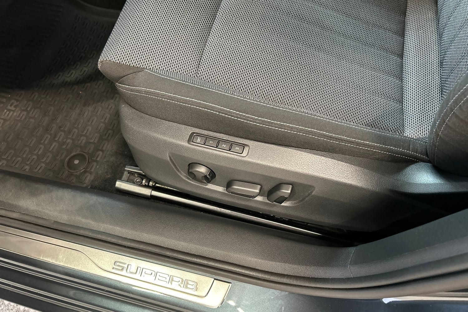 SKODA Superb 16