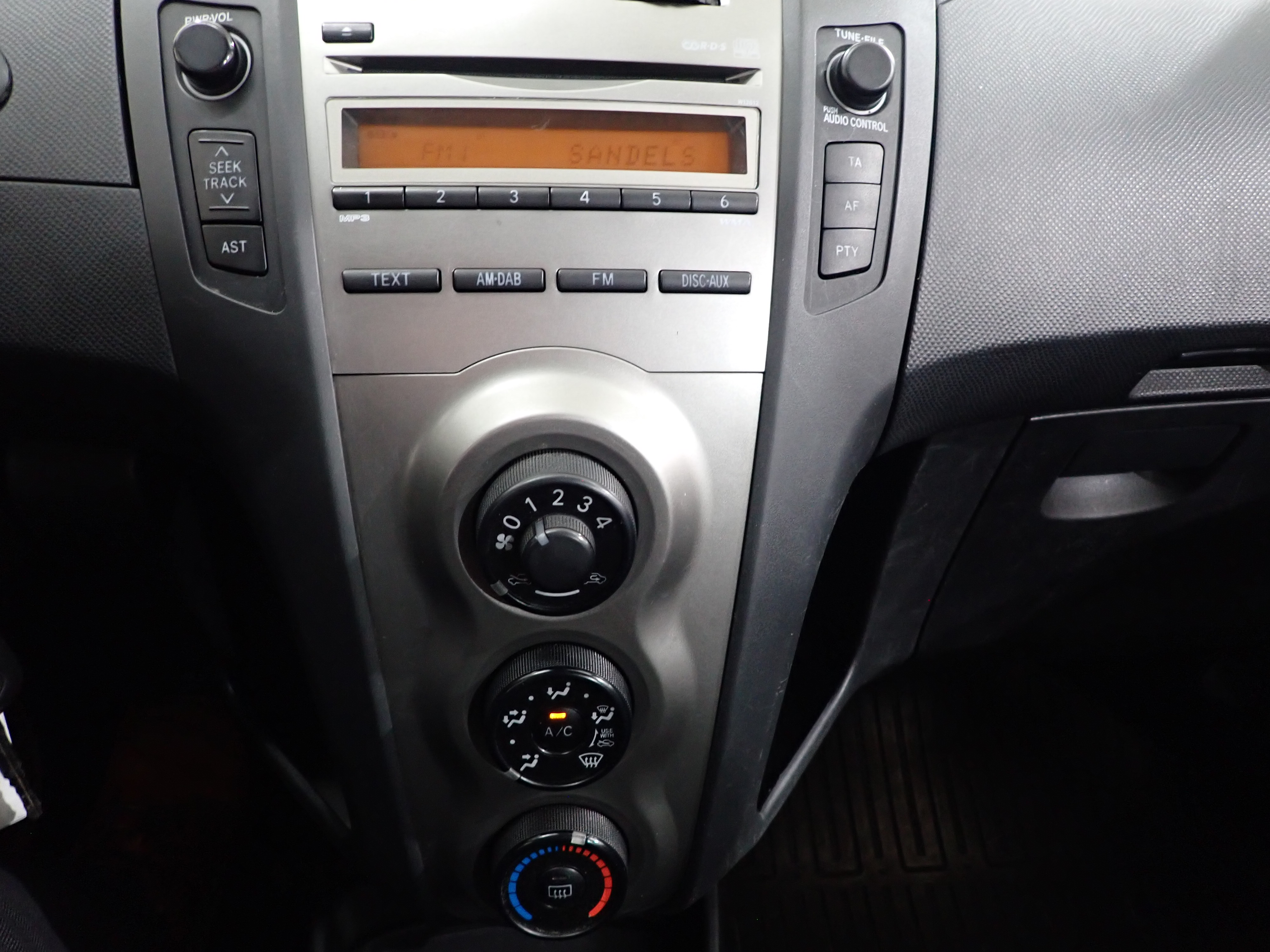 TOYOTA YARIS 2011
