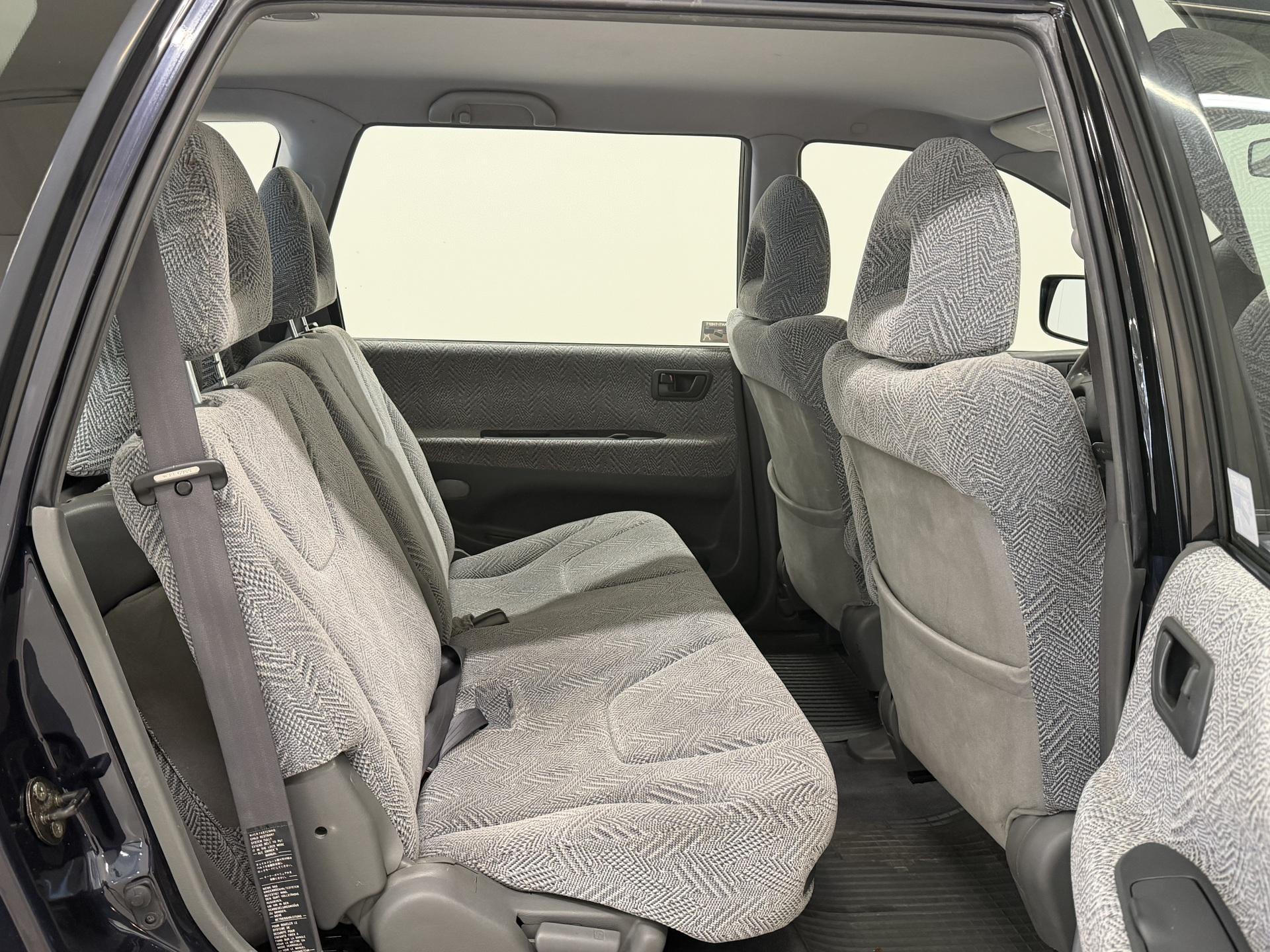 MITSUBISHI Space Wagon 2000