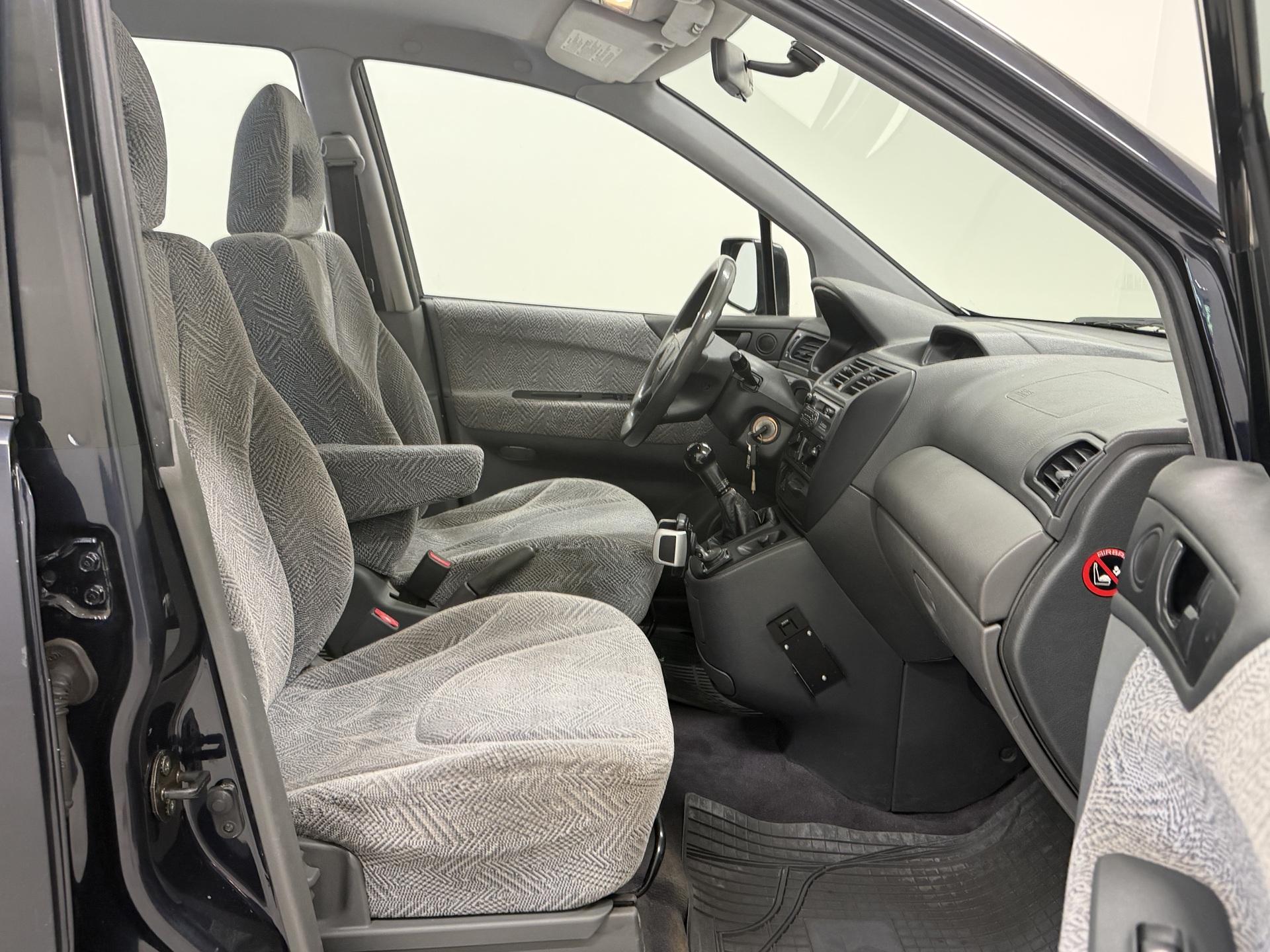 MITSUBISHI Space Wagon 2000