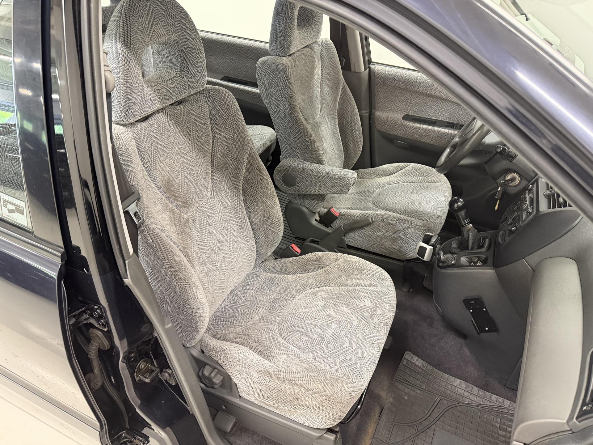 MITSUBISHI Space Wagon 2000