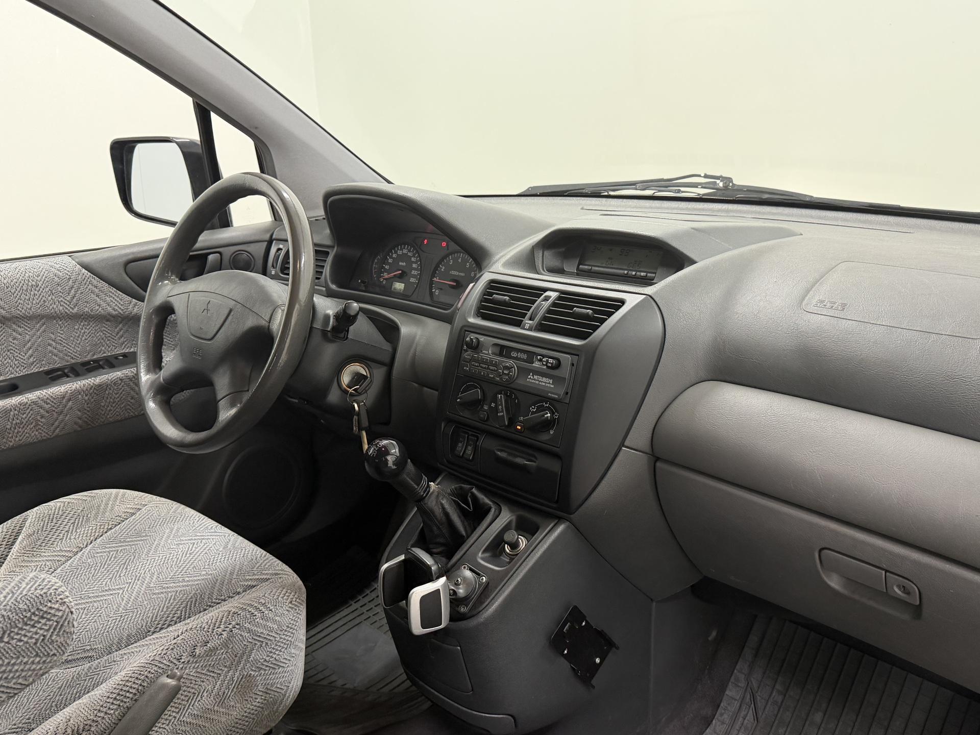 MITSUBISHI Space Wagon 2000