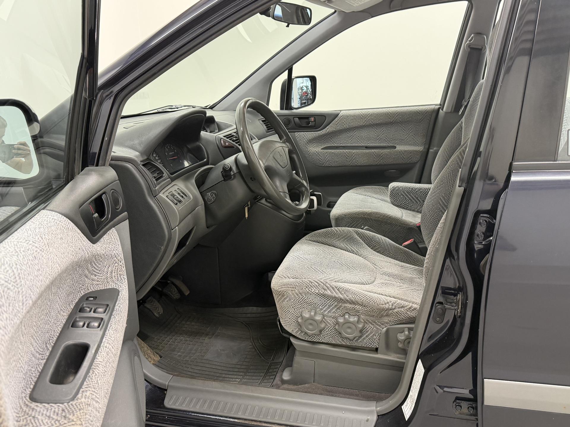 MITSUBISHI Space Wagon 2000