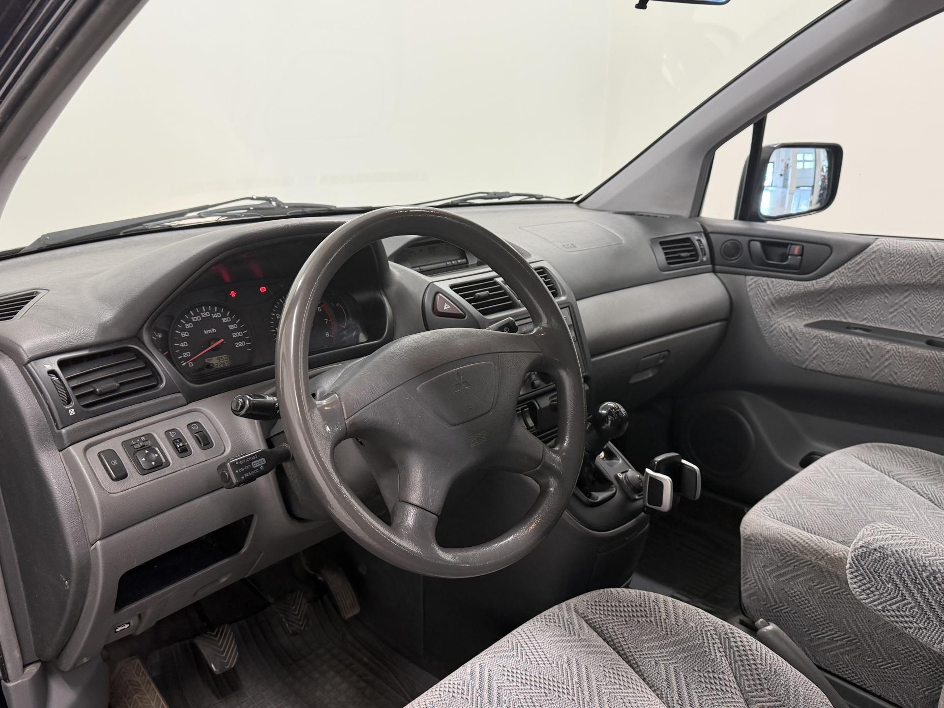 MITSUBISHI Space Wagon 2000