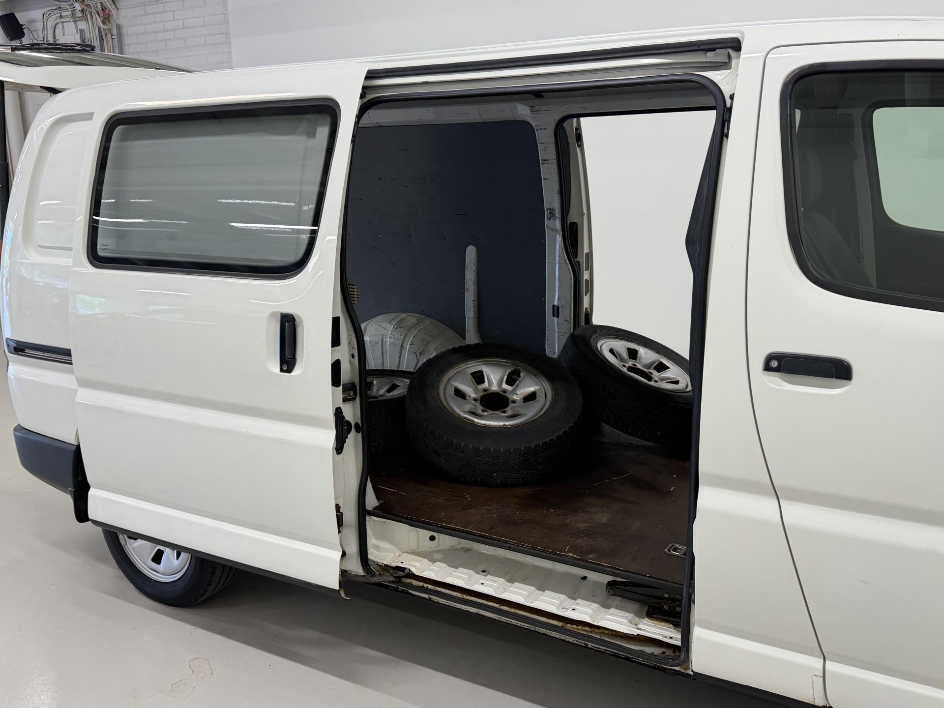 TOYOTA Hiace 2012
