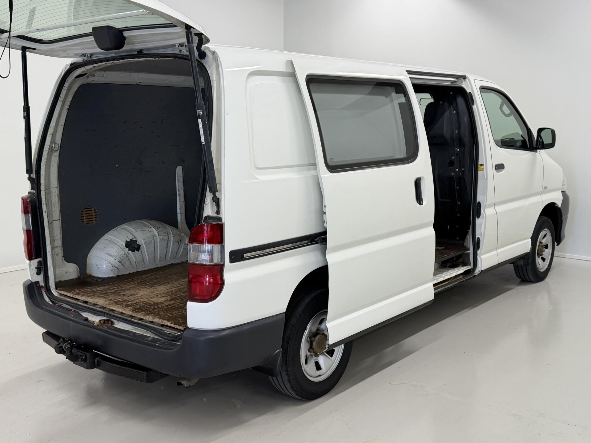 TOYOTA Hiace 2012