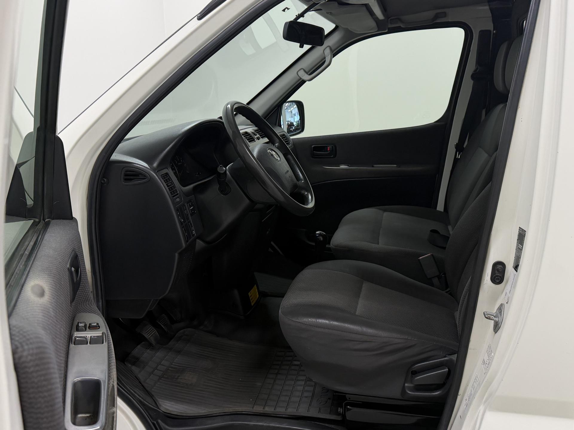 TOYOTA Hiace 2012