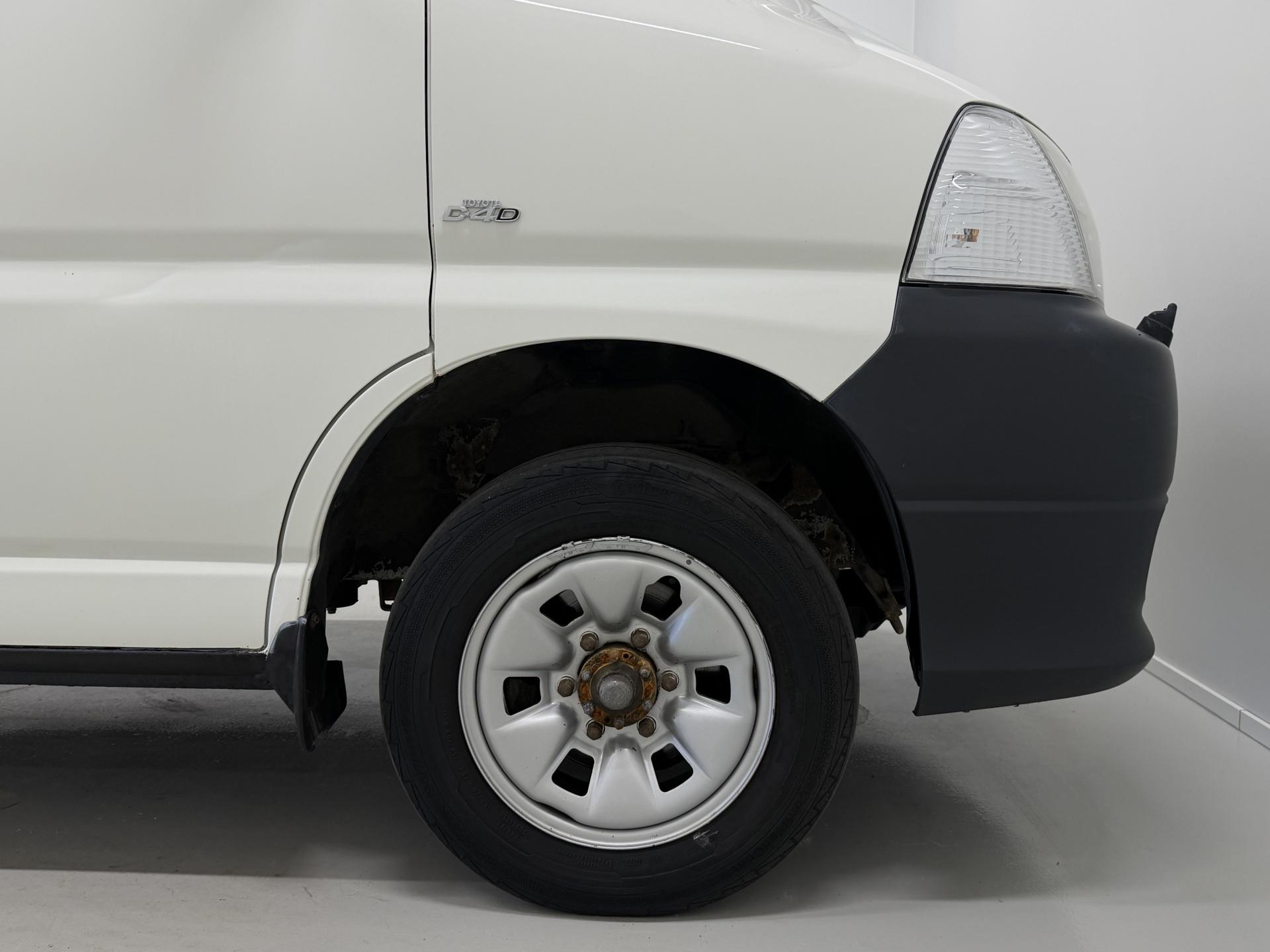 TOYOTA Hiace 2012