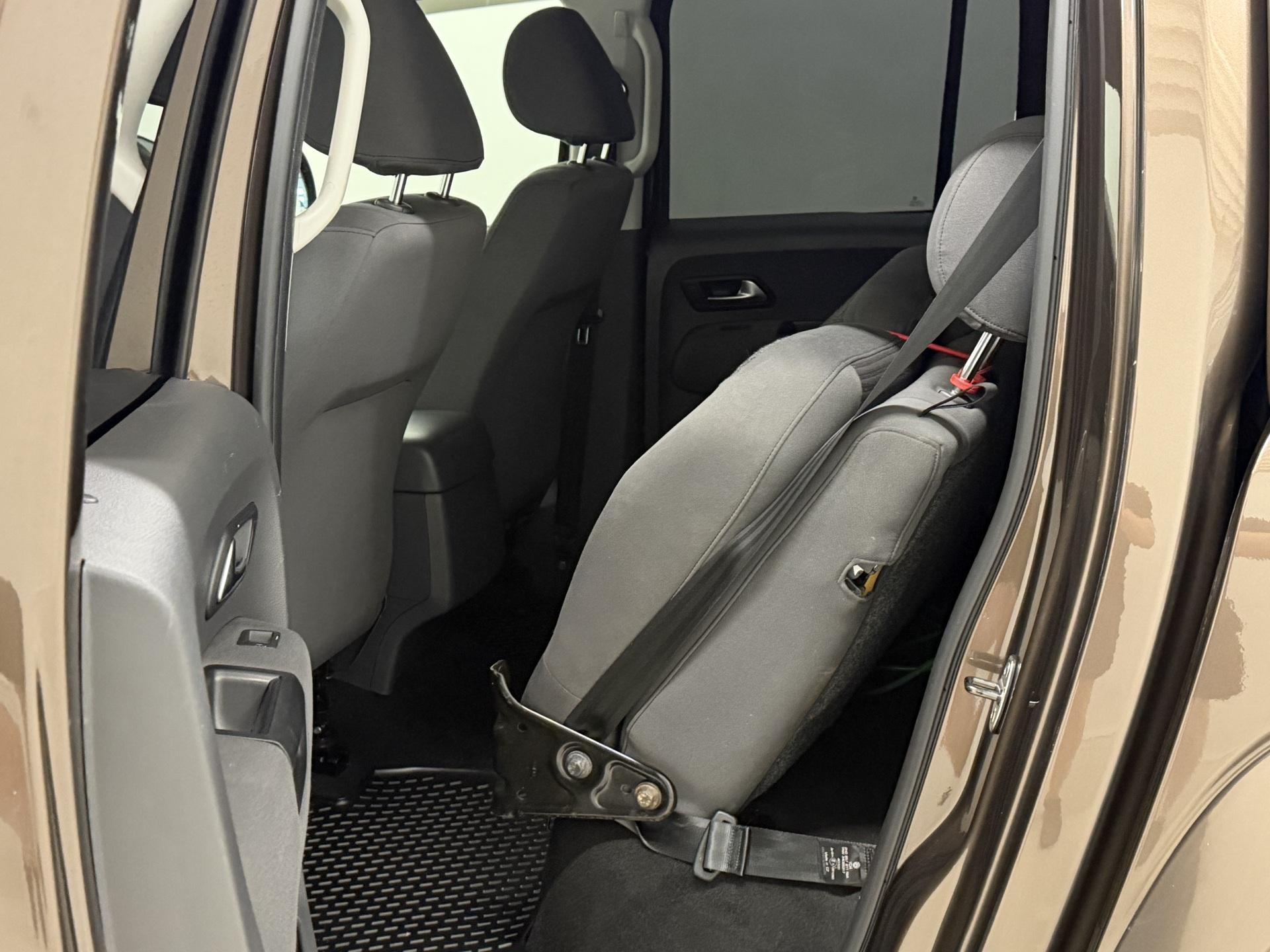 VOLKSWAGEN Amarok 2012