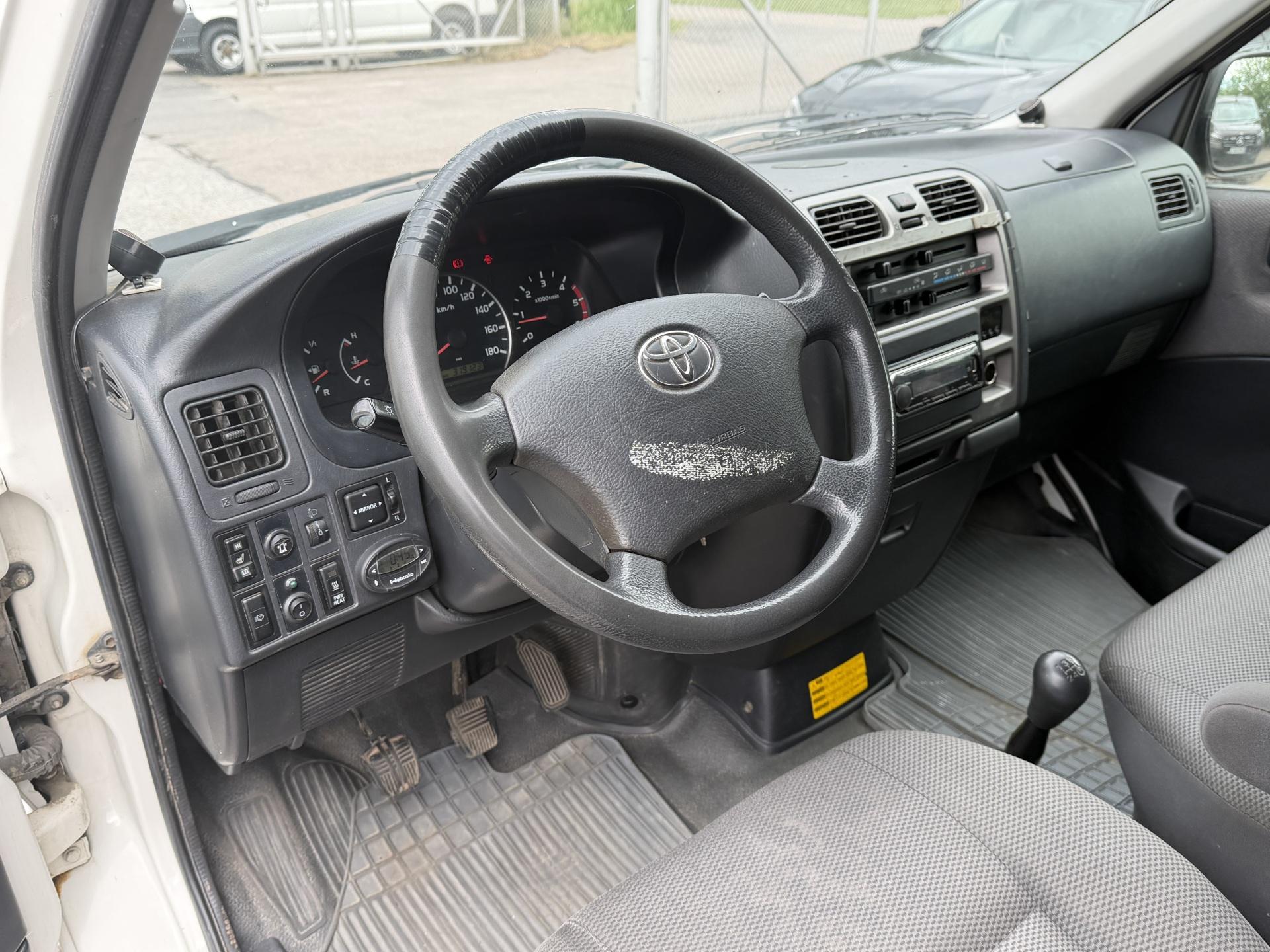 TOYOTA Hiace 2012