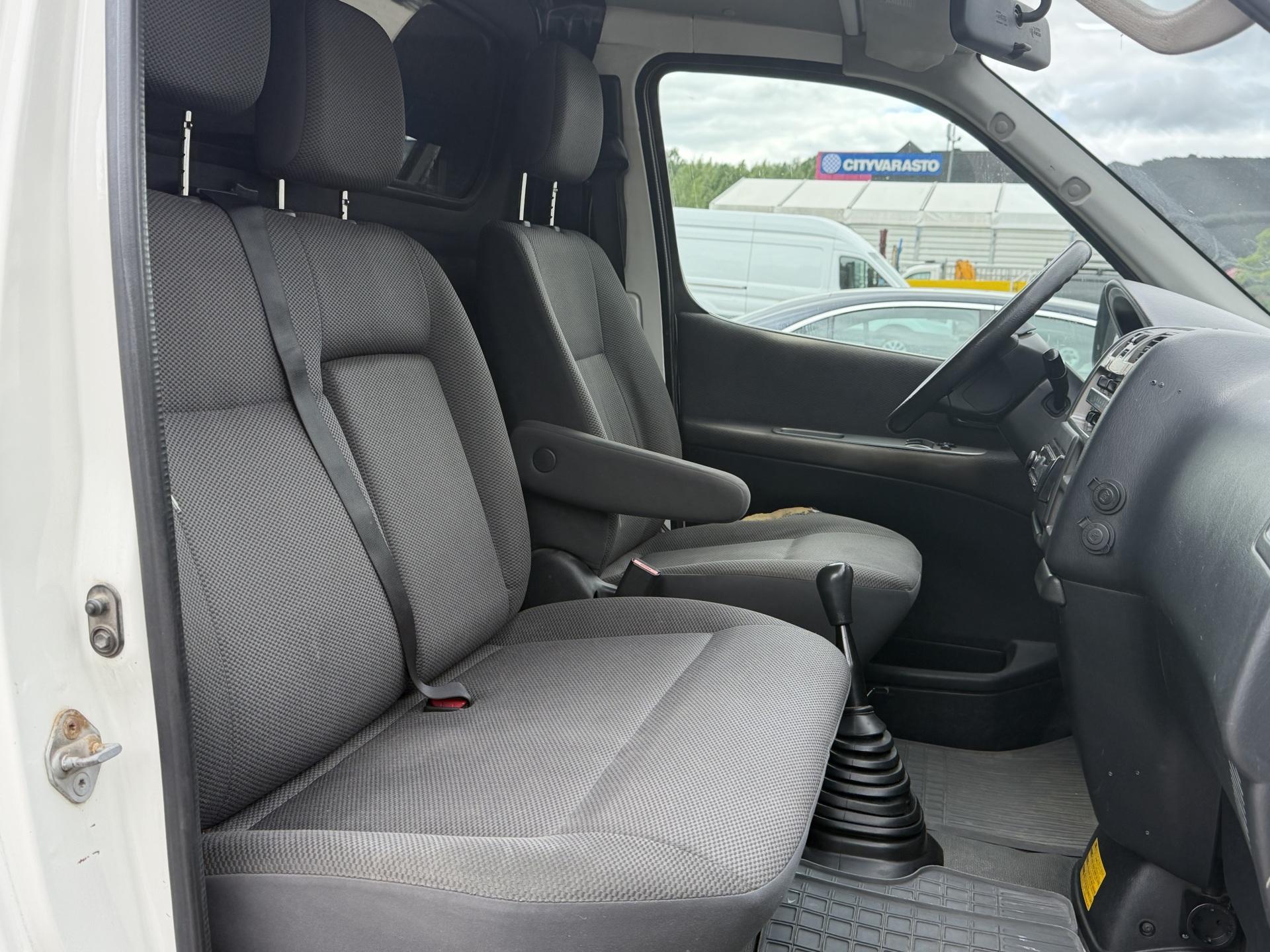 TOYOTA Hiace 2012